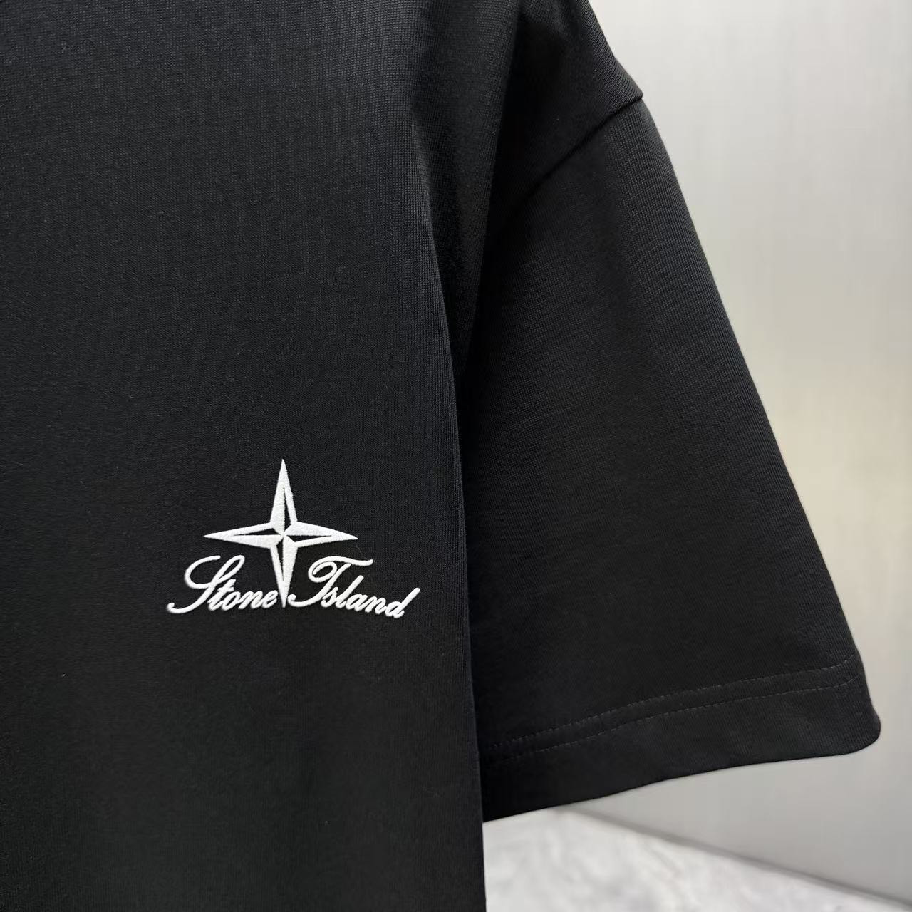 <p>Stone Island 短袖T恤(黑)</p>