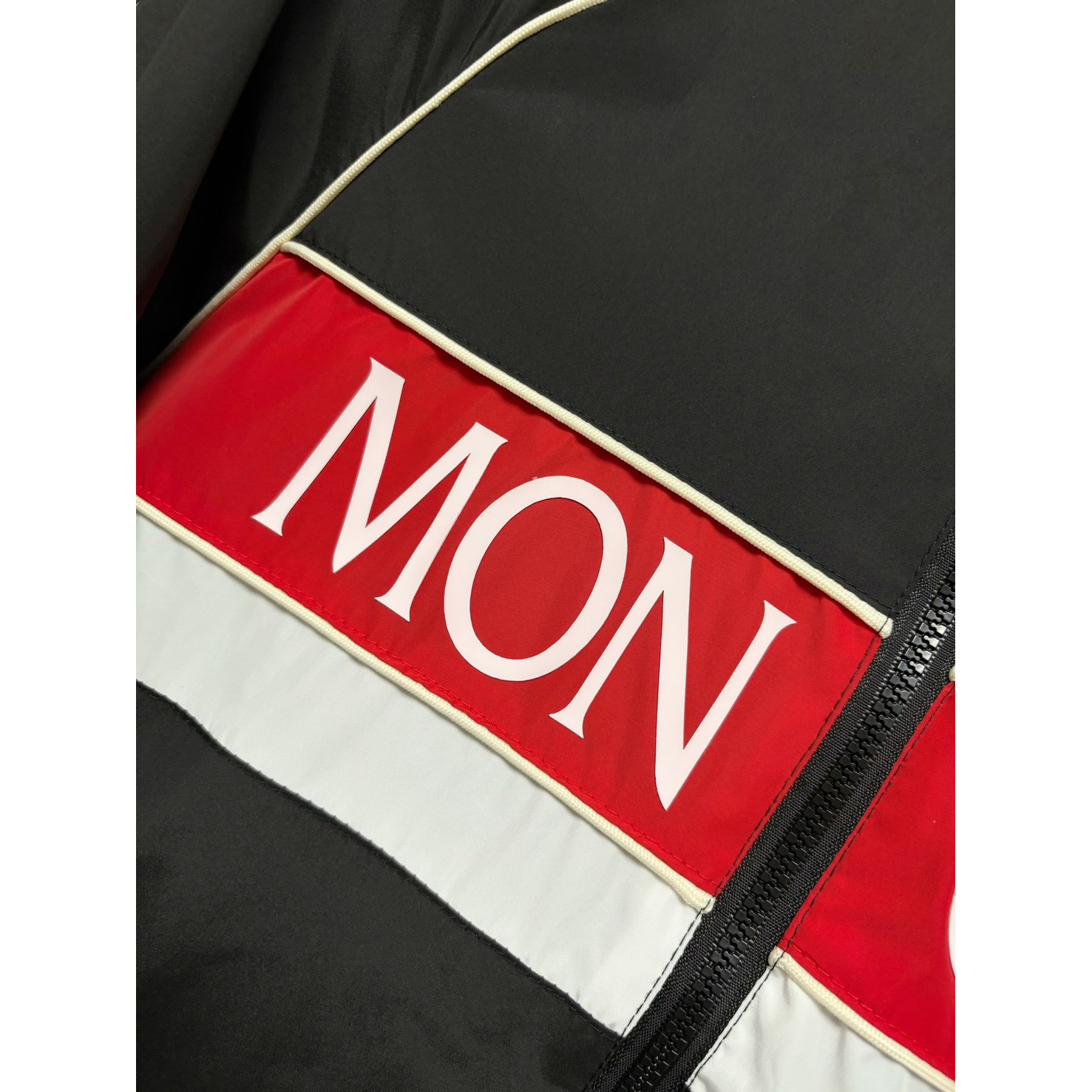 <p>Moncler 夹克外套</p>