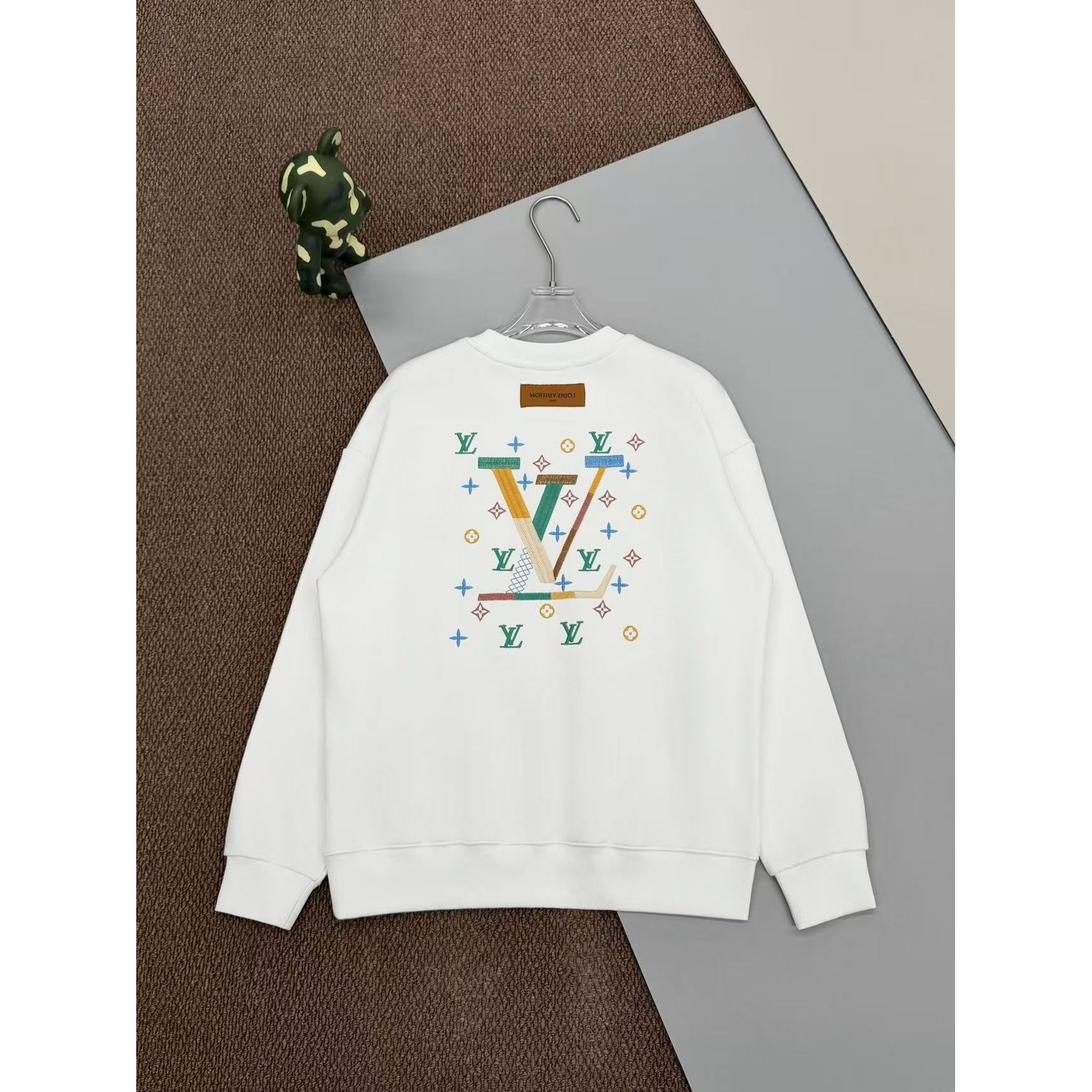 <p>LV 刺绣圆领卫衣(白)</p>