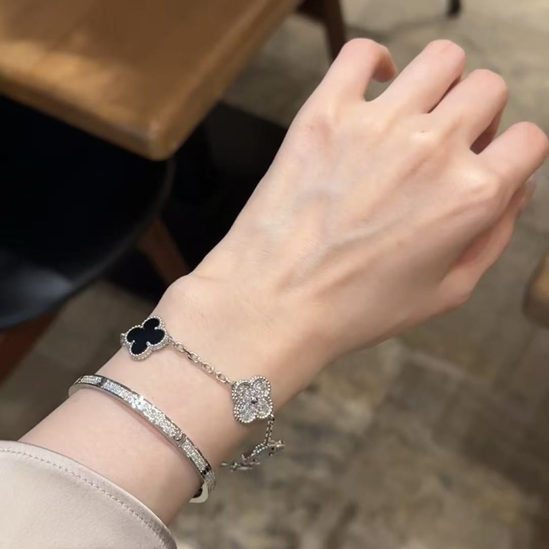<p>CARTIER&nbsp;窄版满天星手镯</p>