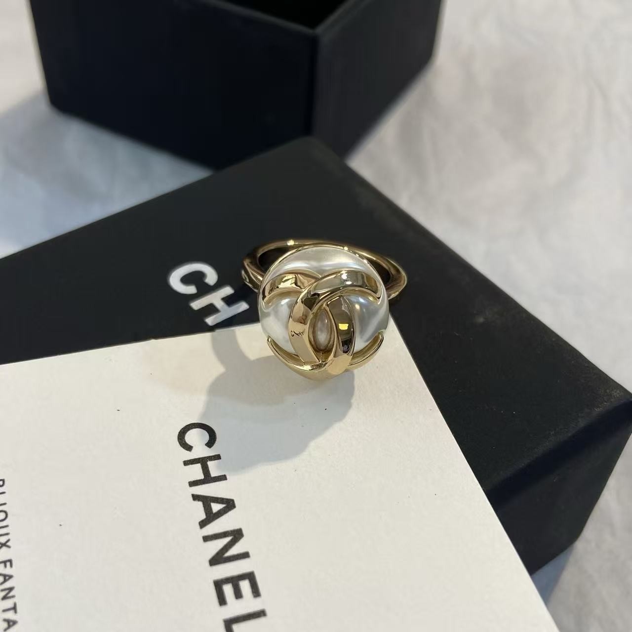 <p>CHANEL 抱珠吊金珠戒指 6/7/8</p>