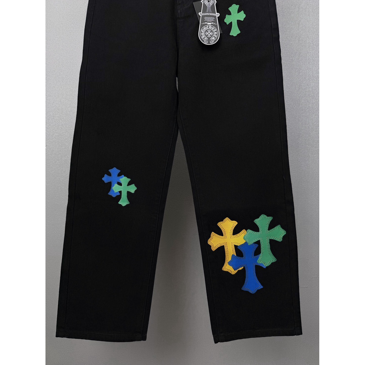 <p>CHROME HEARTS 黄色十字架拼皮情侣款水洗宽松牛仔裤(黑)</p>