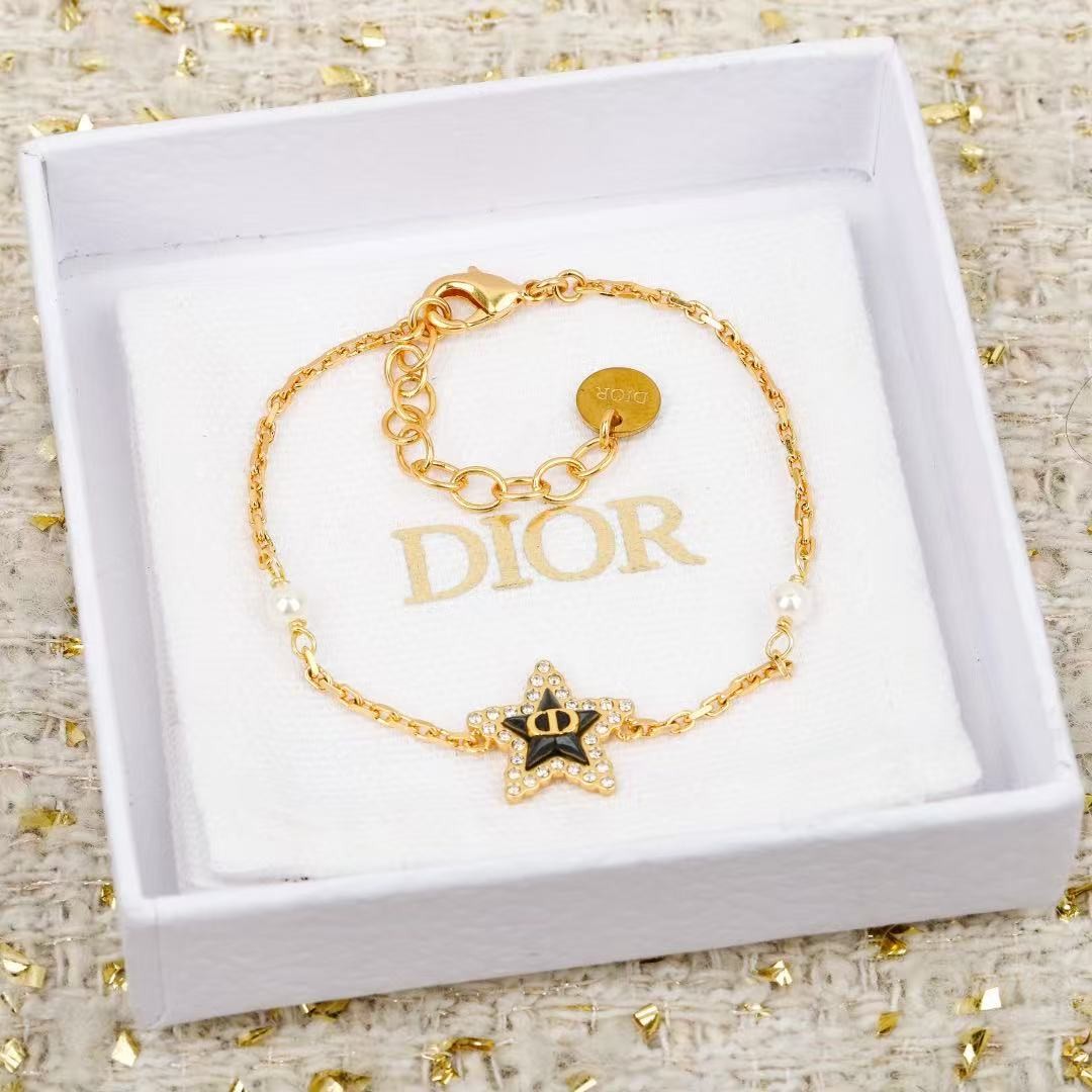 <p>DIOR&nbsp;五角星CD手链</p>