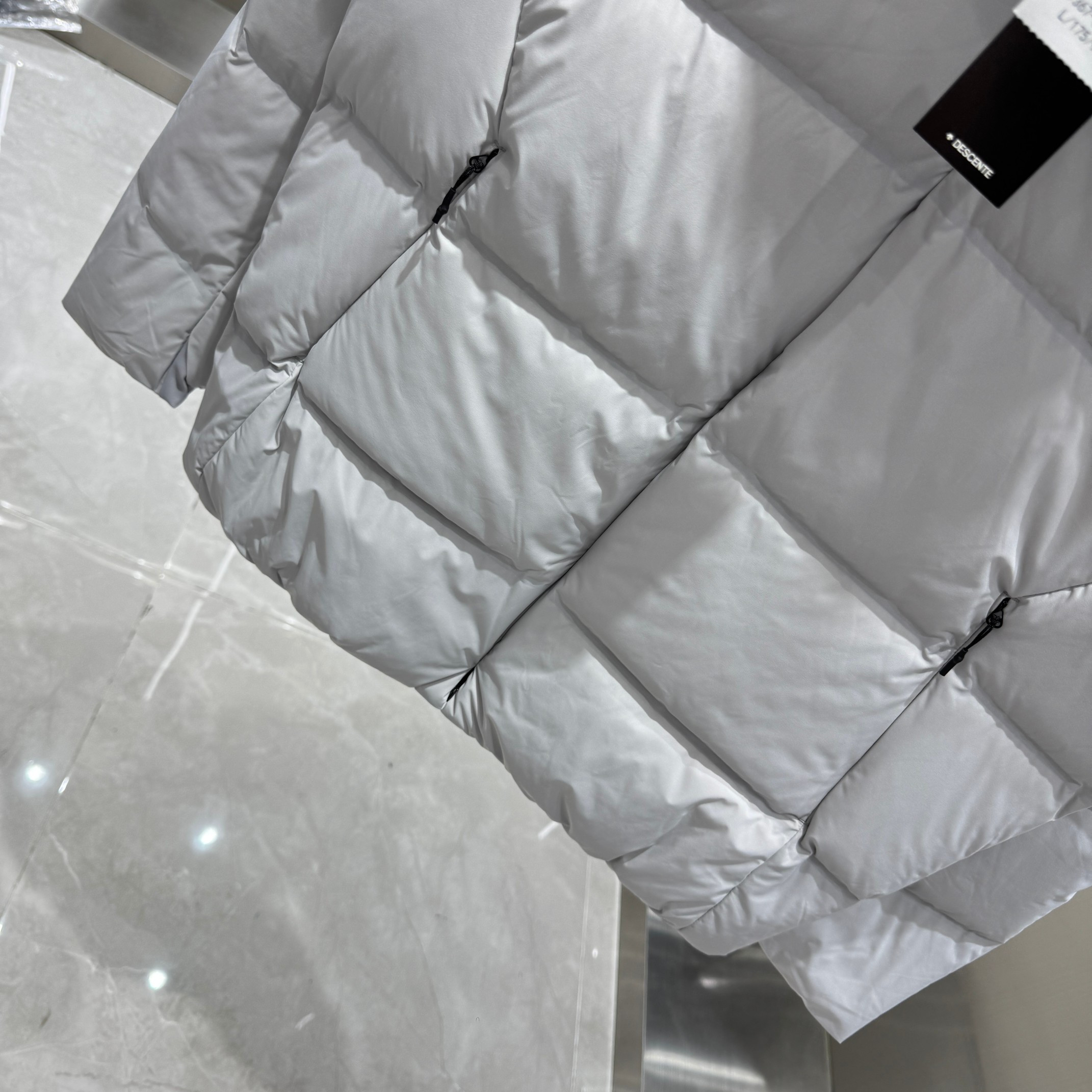 <p>DESCENTE 运动羽绒服(米白)</p>