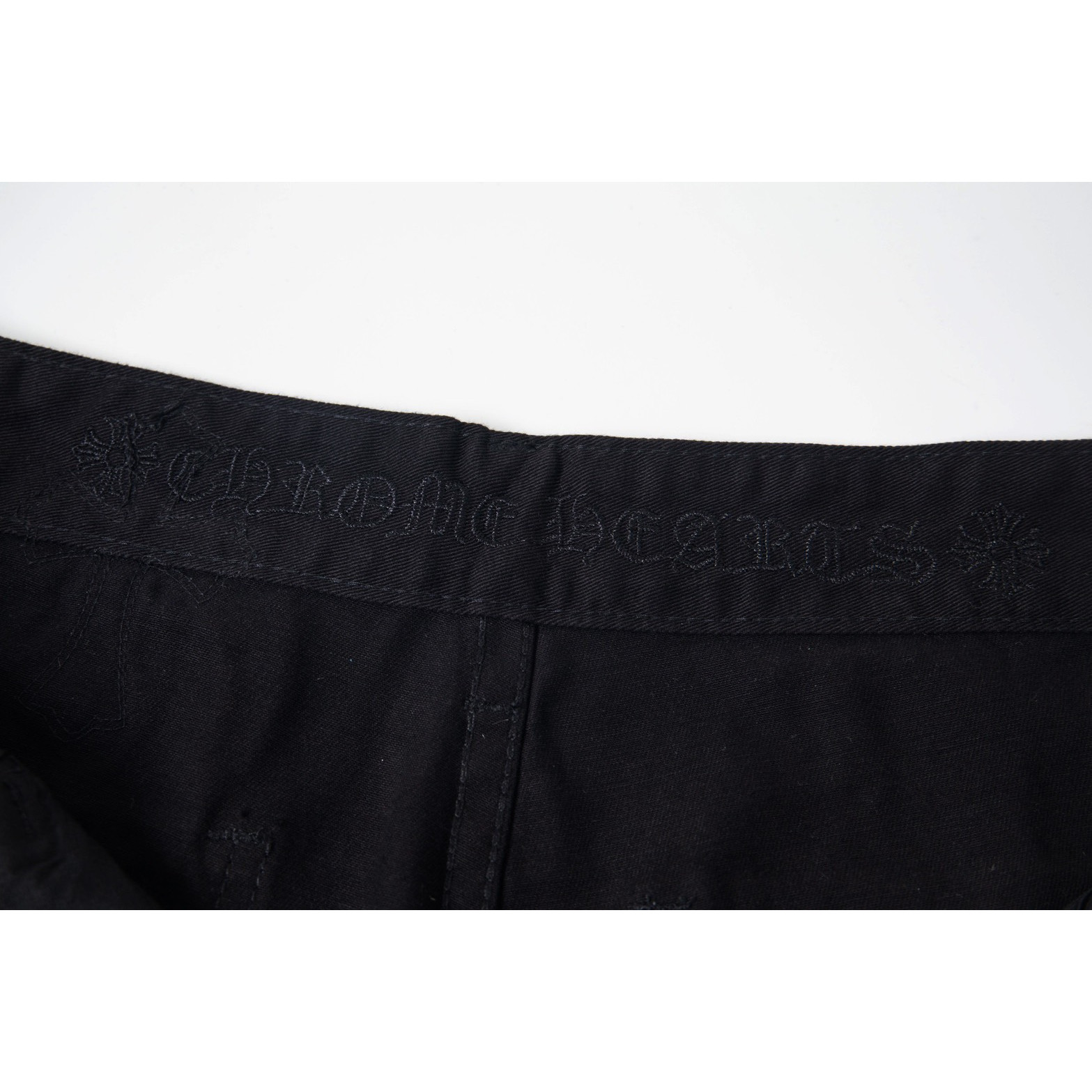 <p>CHROME HEARTS 豹纹拼黑皮伐木多皮元素水洗牛仔裤(1776#)</p>