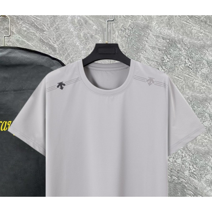 <p>DESCENTE 速干机能短袖T恤(灰)</p>
