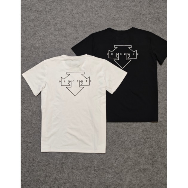 <p>DESCENTE 速乾短袖T恤</p>