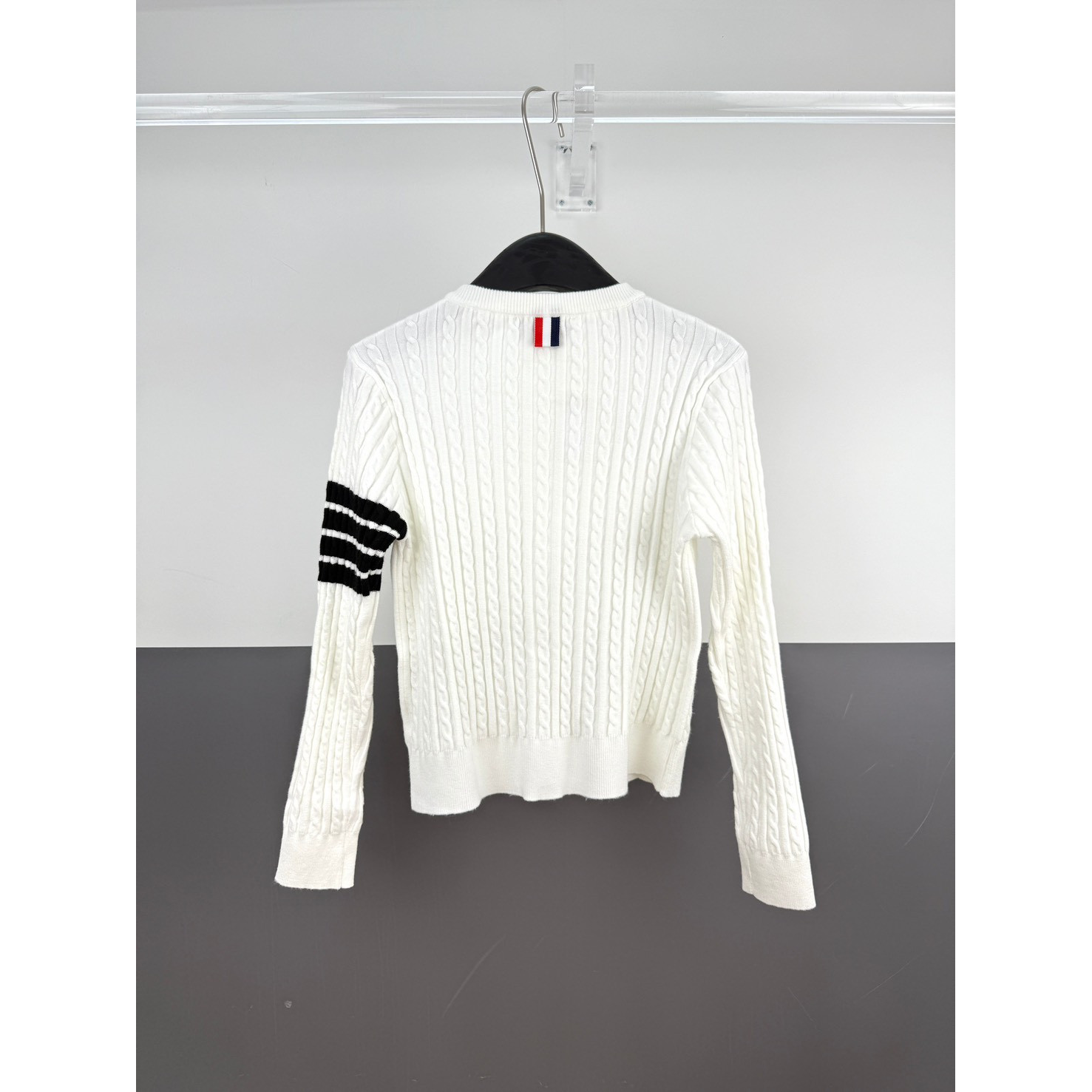 <p>Thom Browne 女款刺绣四杠针织开衫(白)</p>