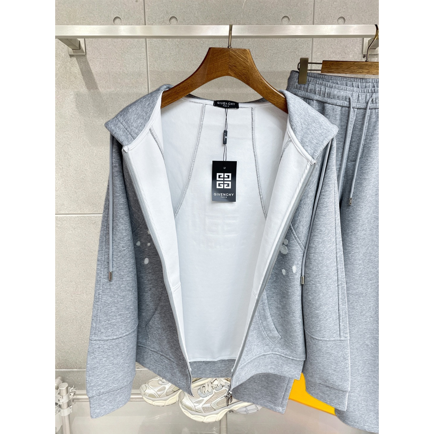 <p>GIVENCHY 套裝(淺灰)</p>