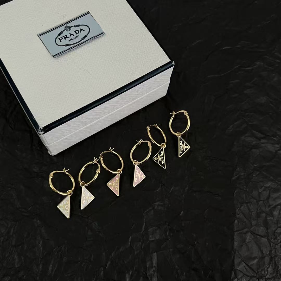 <p>PRADA 三角形耳环</p>