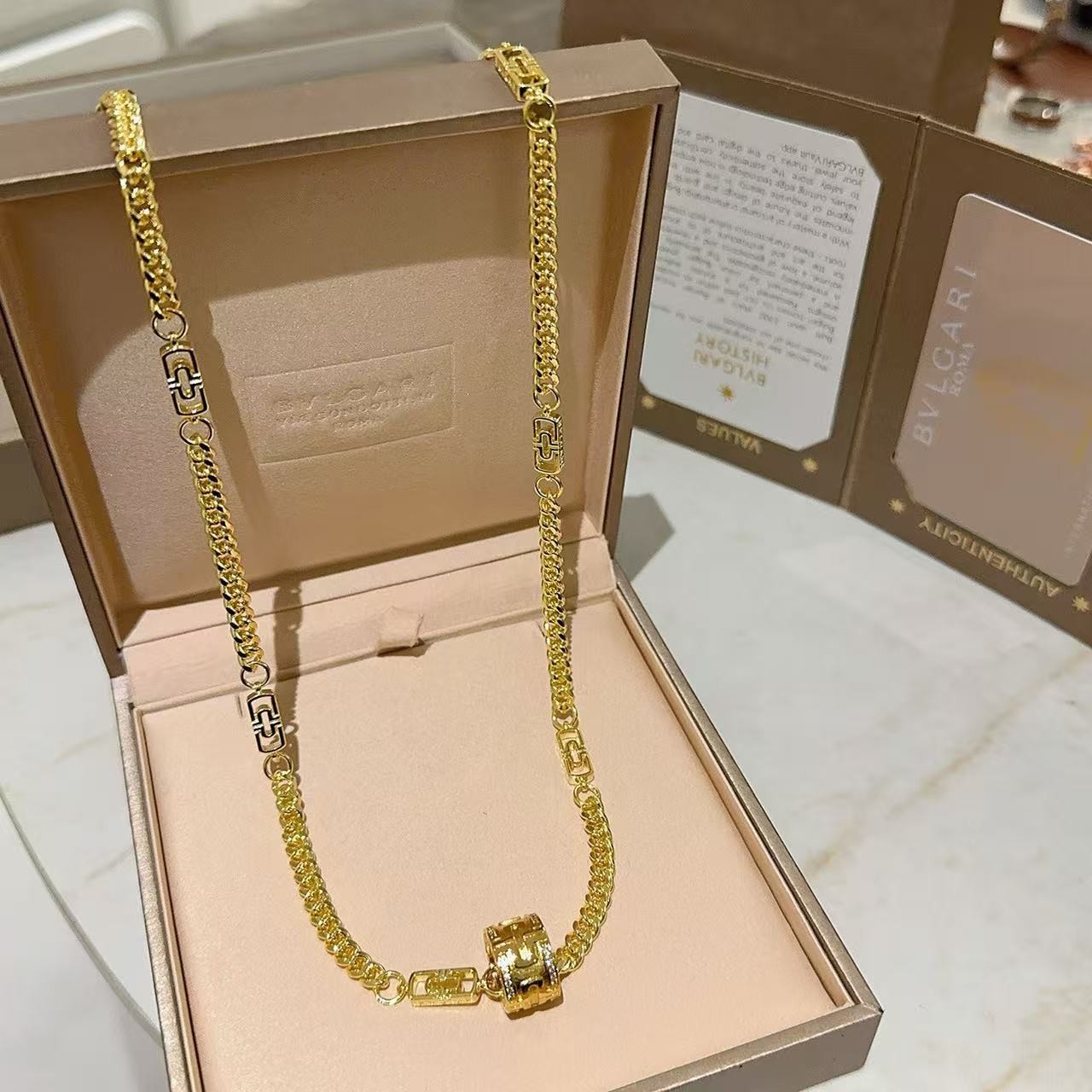 <p>BVLGARI&nbsp;项链</p>
