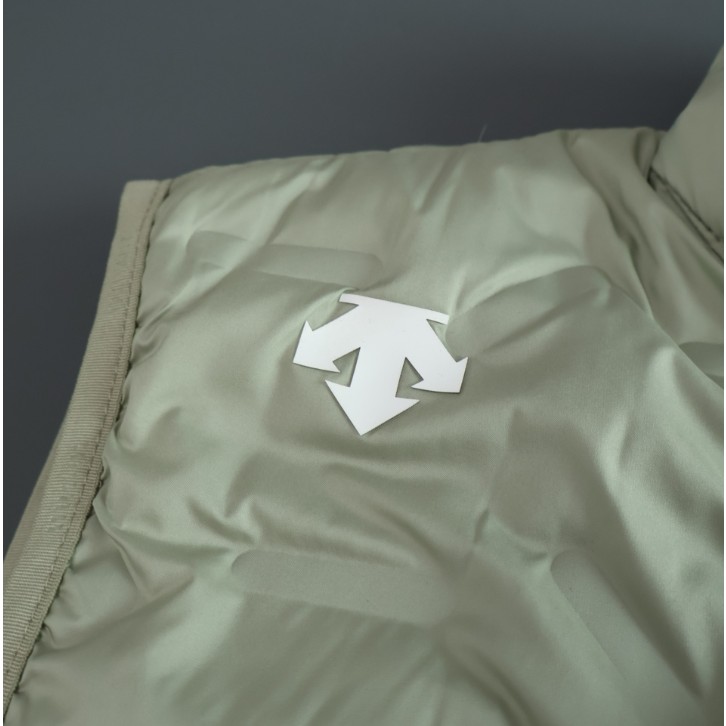<p>DESCENTE 秋冬立領馬甲羽絨服(白/黑)</p>