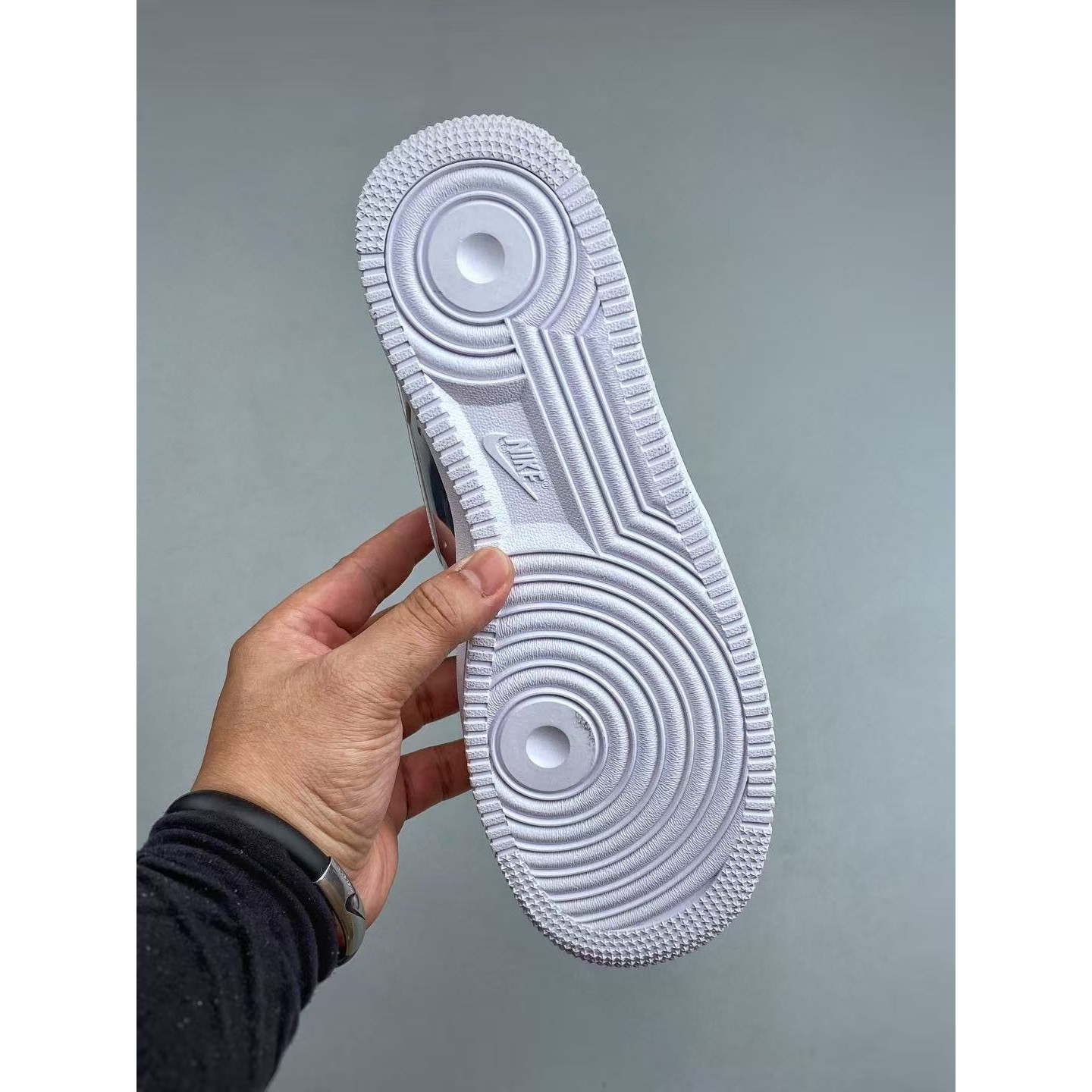 <p>Nike Air Force1 07 low&nbsp; (銀)</p>