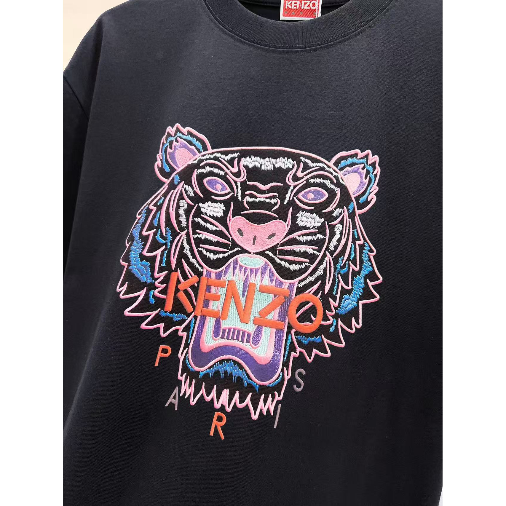 <p>KENZO 经典仿刺绣老虎头短袖(黑)</p>