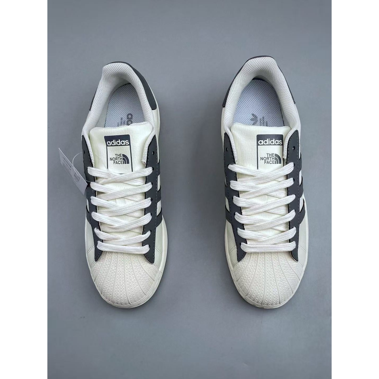 <p>Adidas 休闲运动板鞋(白灰)</p>