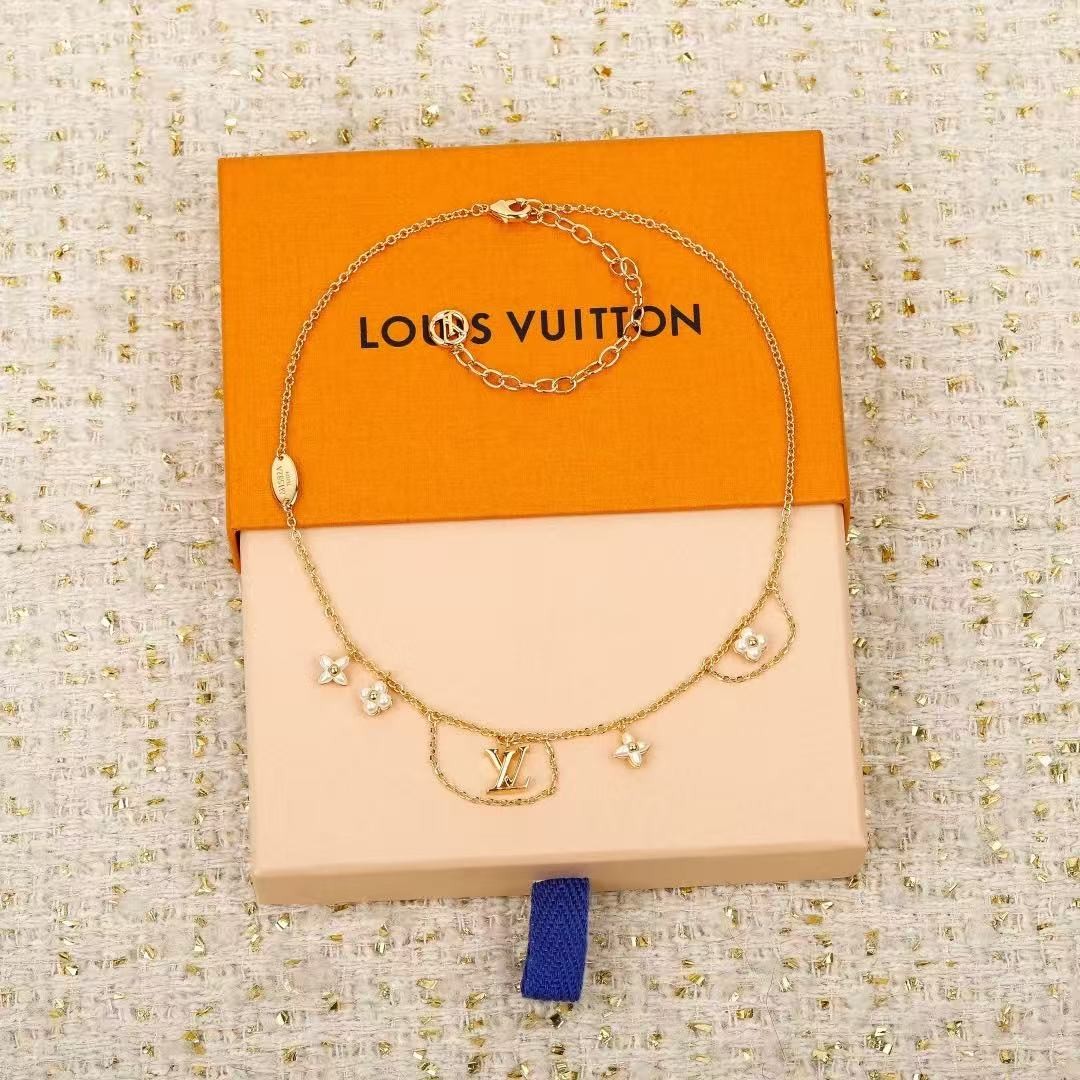 <p>LV&nbsp;奶昔花流苏项链</p>