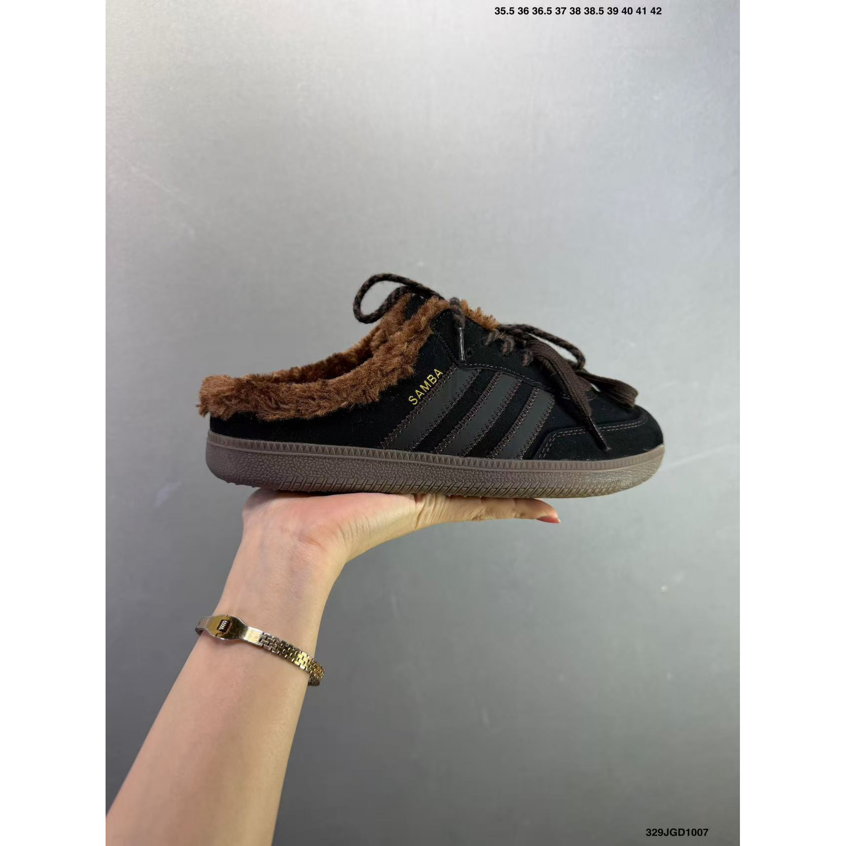 <p>Adidas Originals Samba OG Mule 休闲拖鞋(黑)</p>