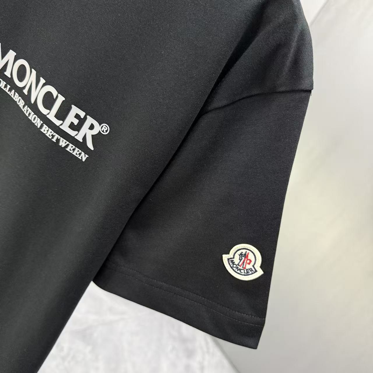 <p>Moncler 短袖T恤(黑)</p>