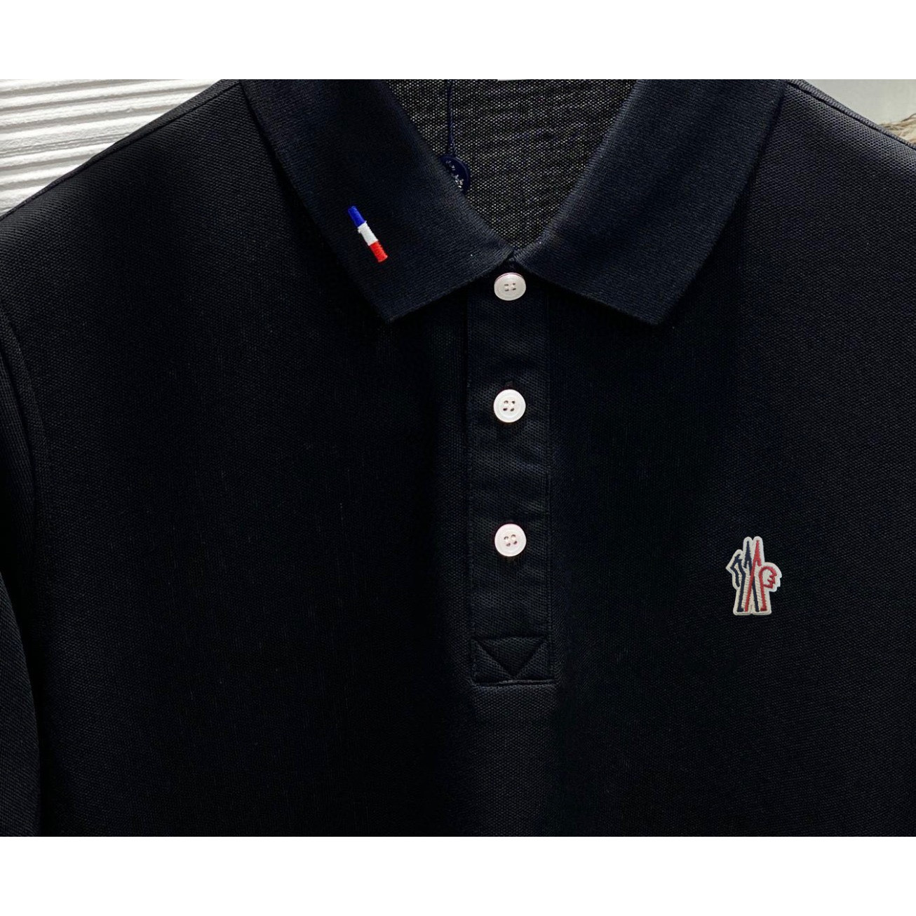 <p>MONCLER 立体徽标翻领长袖Polo衫(黑)</p>

<p>&nbsp;</p>