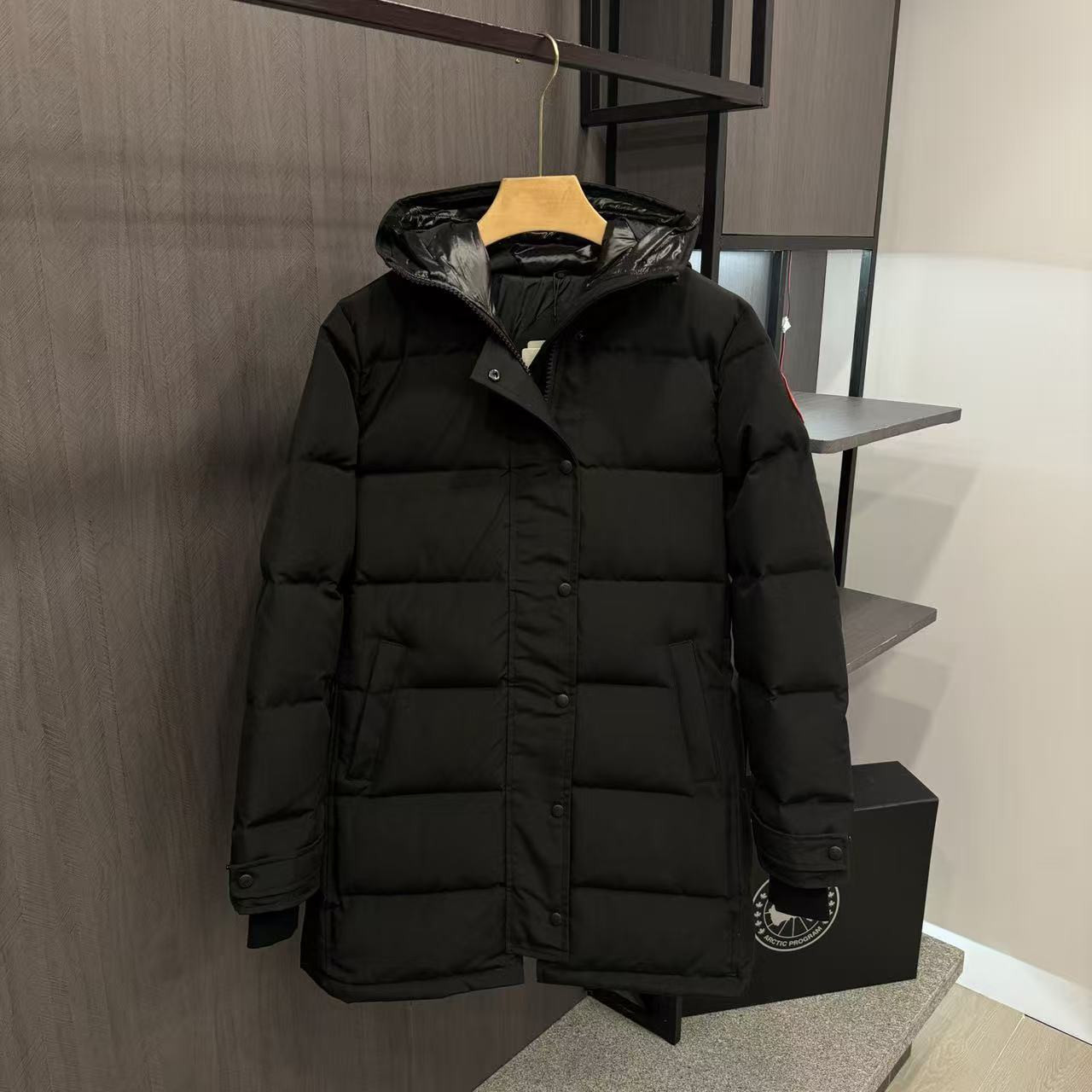 <p>Canada Goose Shelburn*派克大衣羽绒服(黑色紅標)</p>