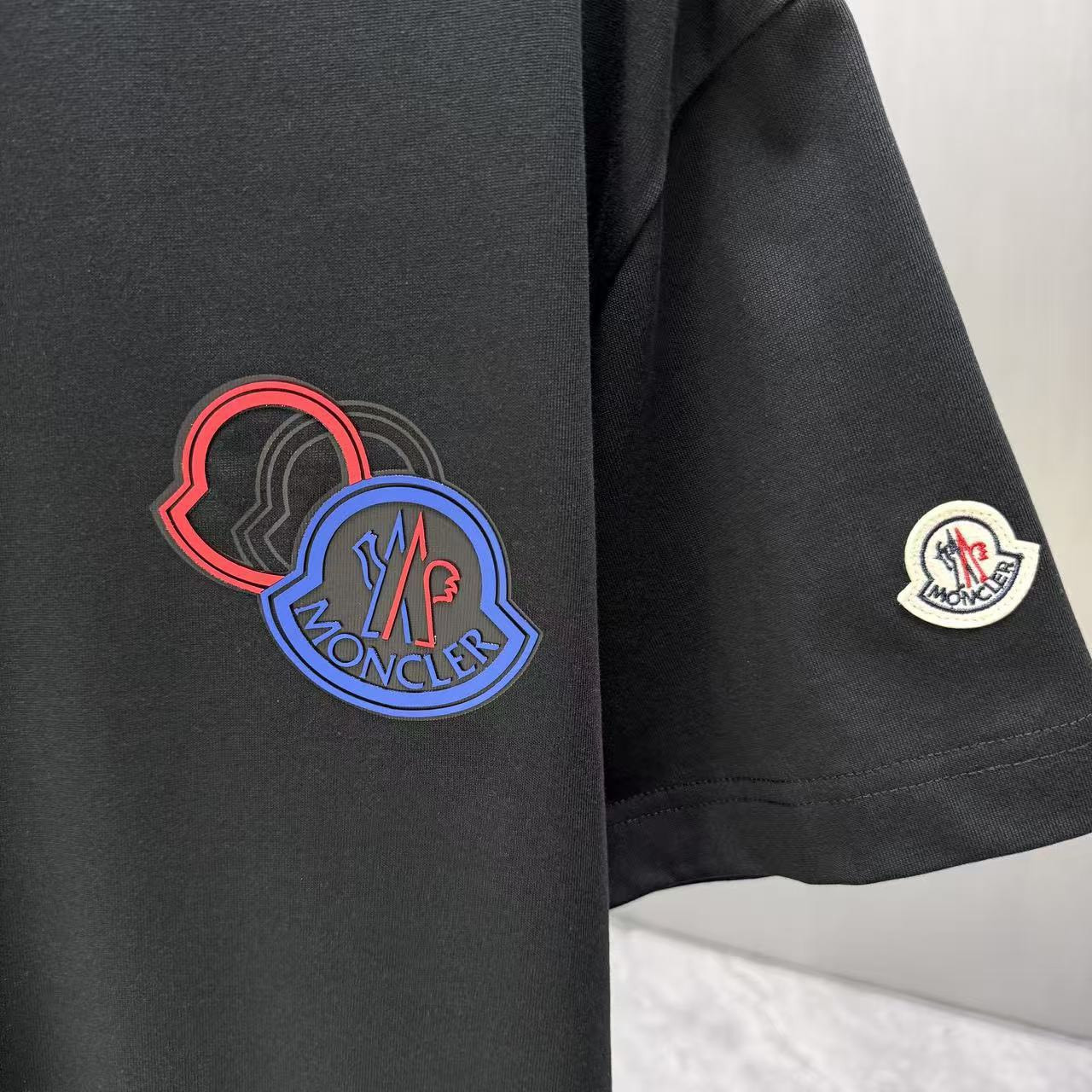 <p>Moncler 短袖T恤(黑)</p>