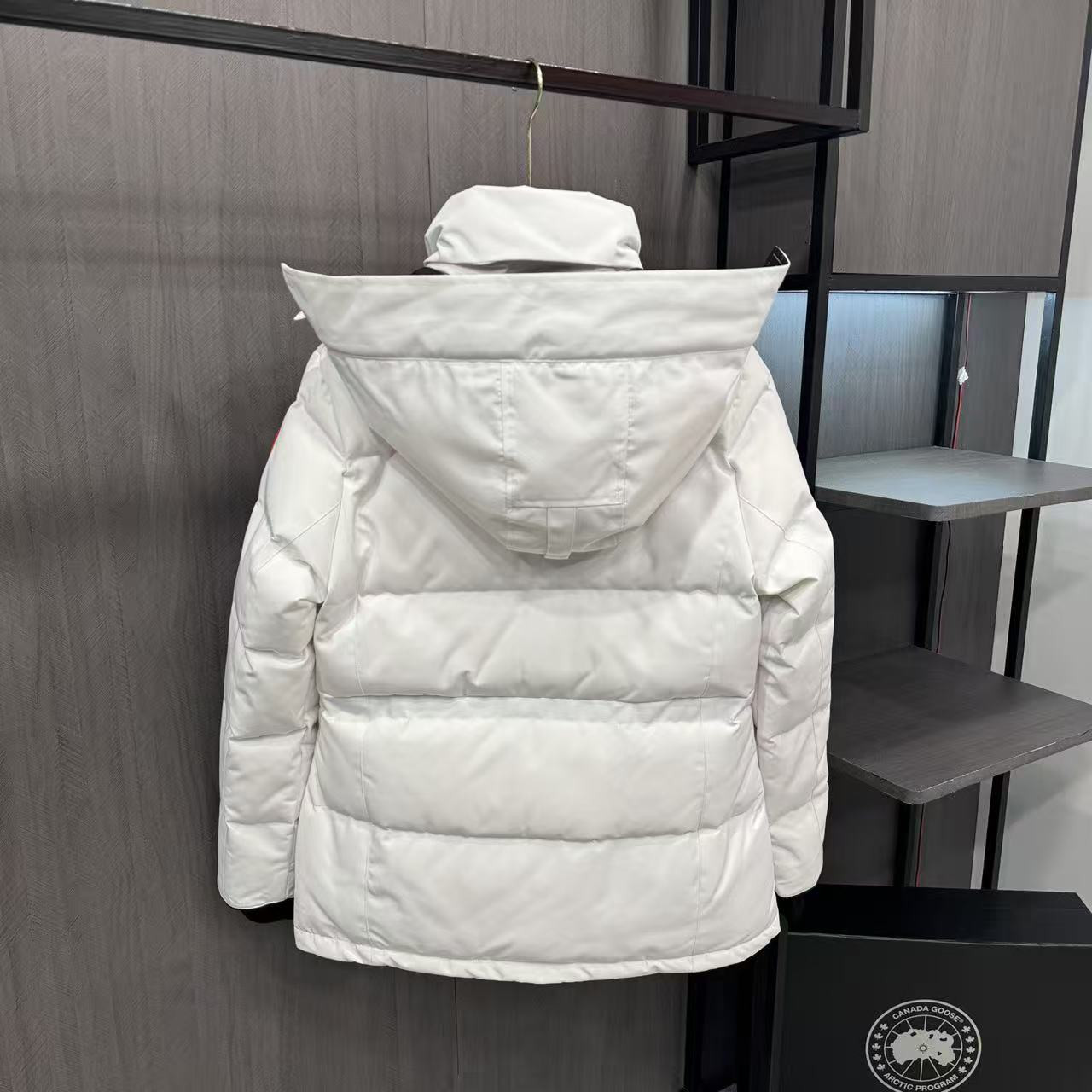 <p>Canada Goose Chelse*派克大衣羽绒服(白色紅標)</p>