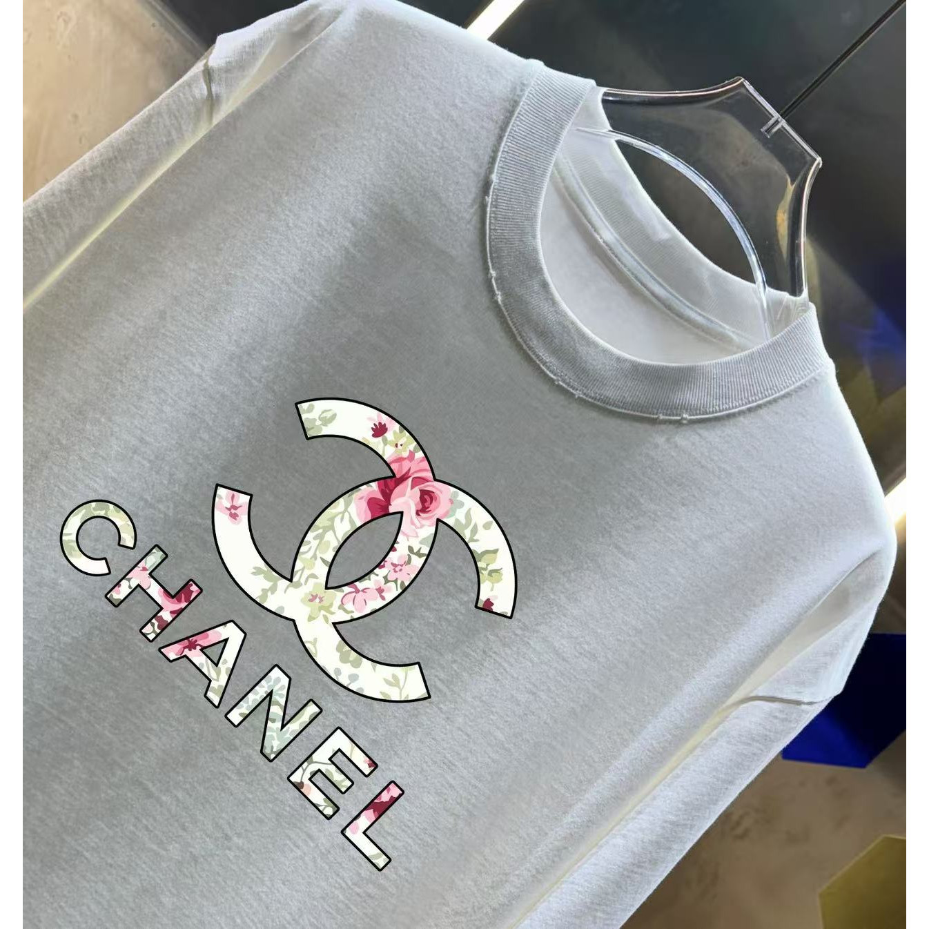 <p>CHANEL 洗水磨破短袖T恤(洗水白)</p>