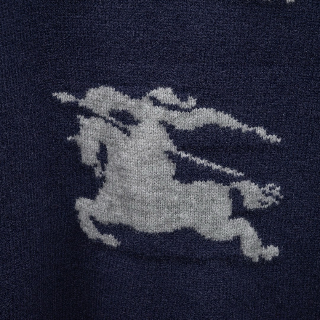<p>BURBERRY&nbsp;战马 LOGO长袖毛衣(藏青)</p>