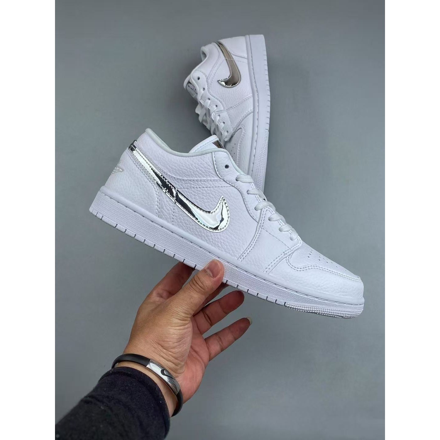 <p>Nike WMNS AIR 乔1 复古文化篮球鞋(白色银勾)</p>