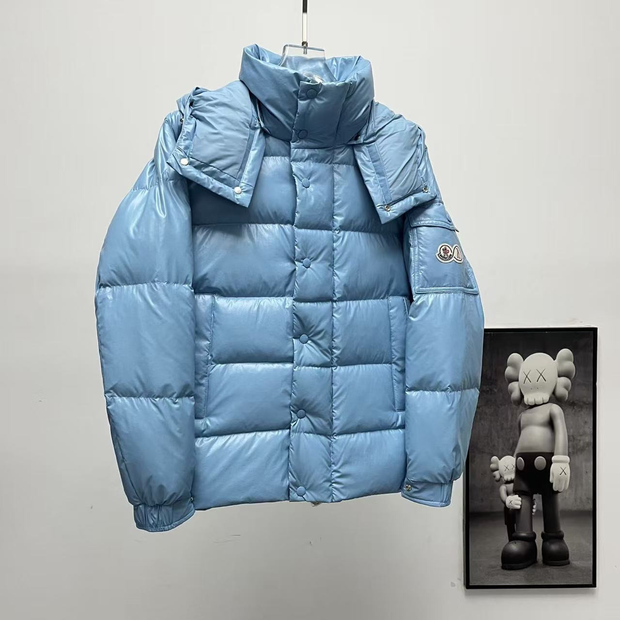 <p>Moncler 70周年双标连帽羽绒服(天藍色)</p>