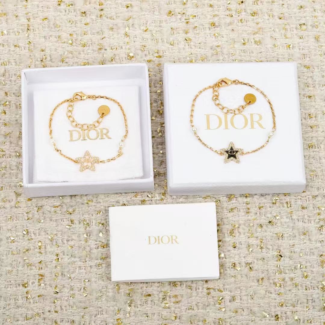 <p>DIOR&nbsp;五角星CD手链</p>