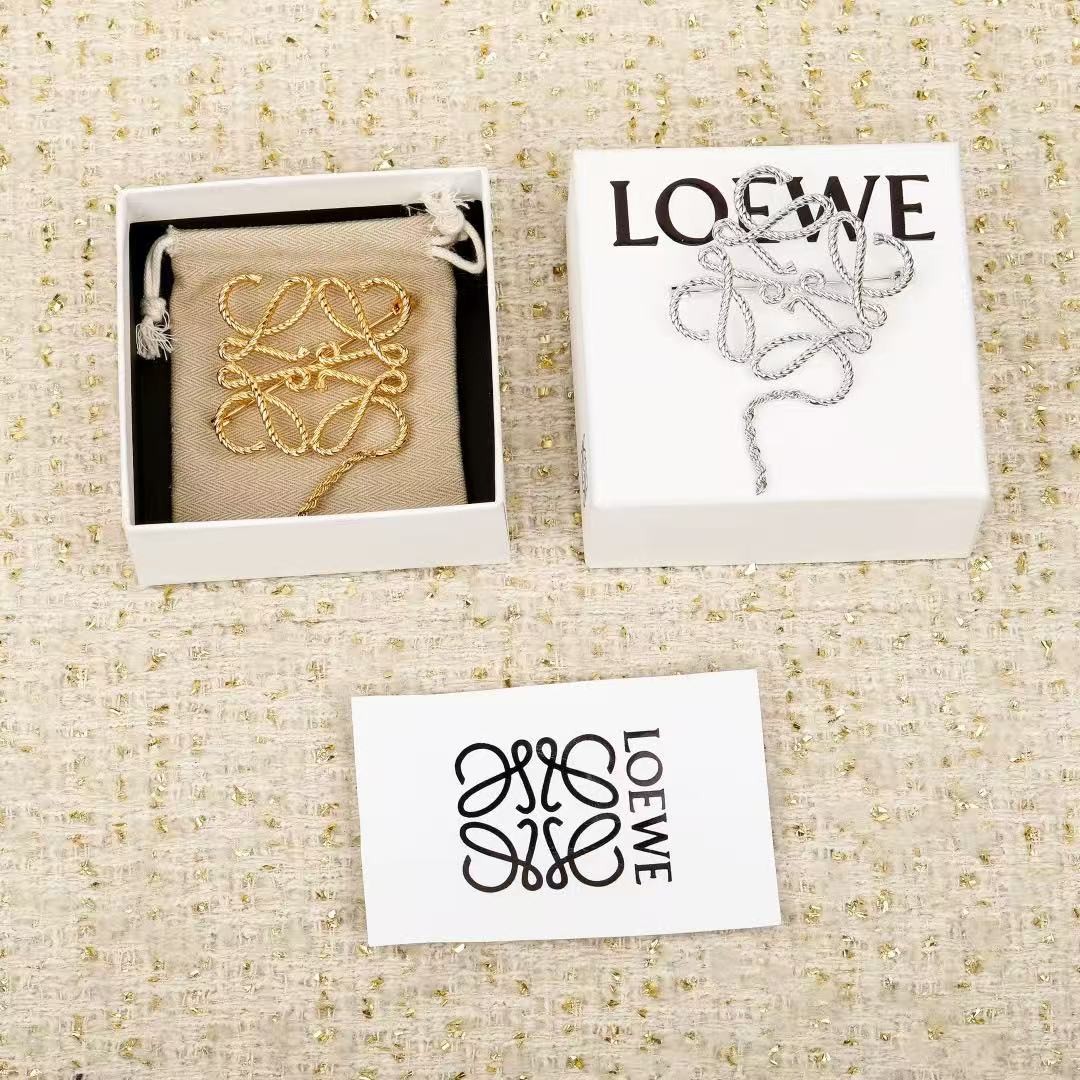 <p>L0EWE 扭纹胸针</p>