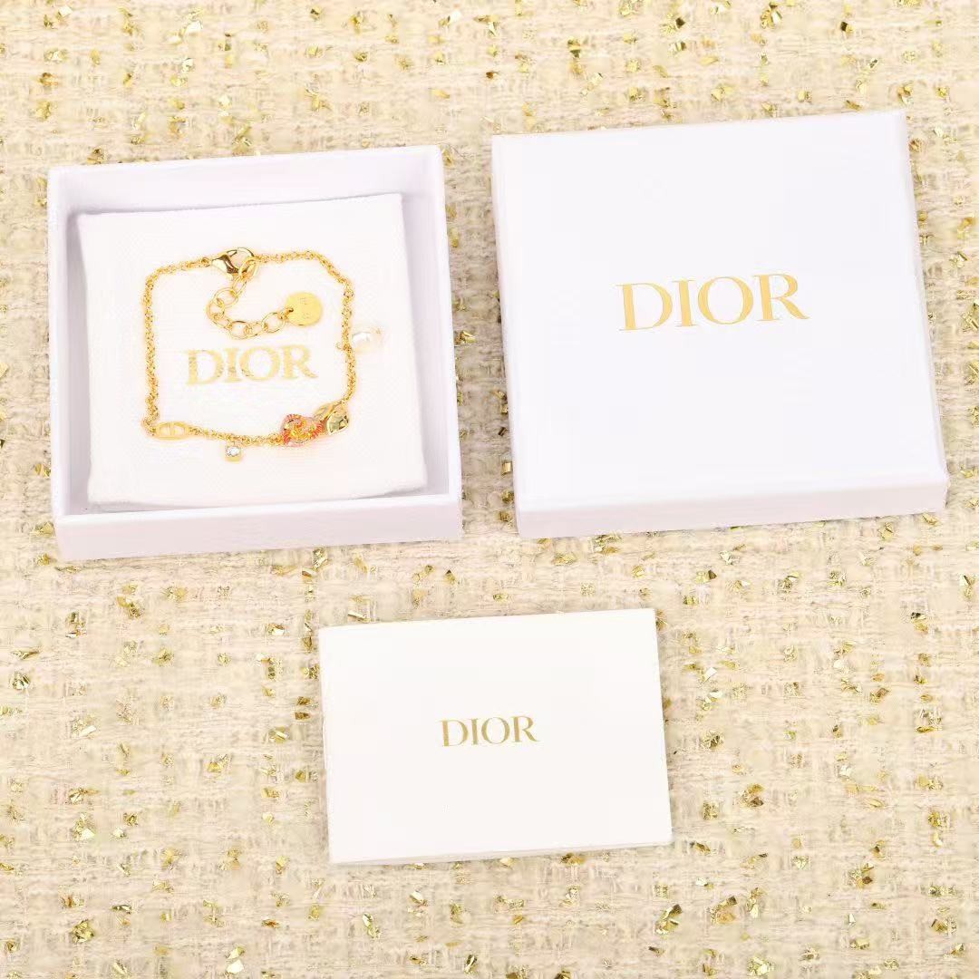<p>DIOR&nbsp;玫瑰花手链</p>