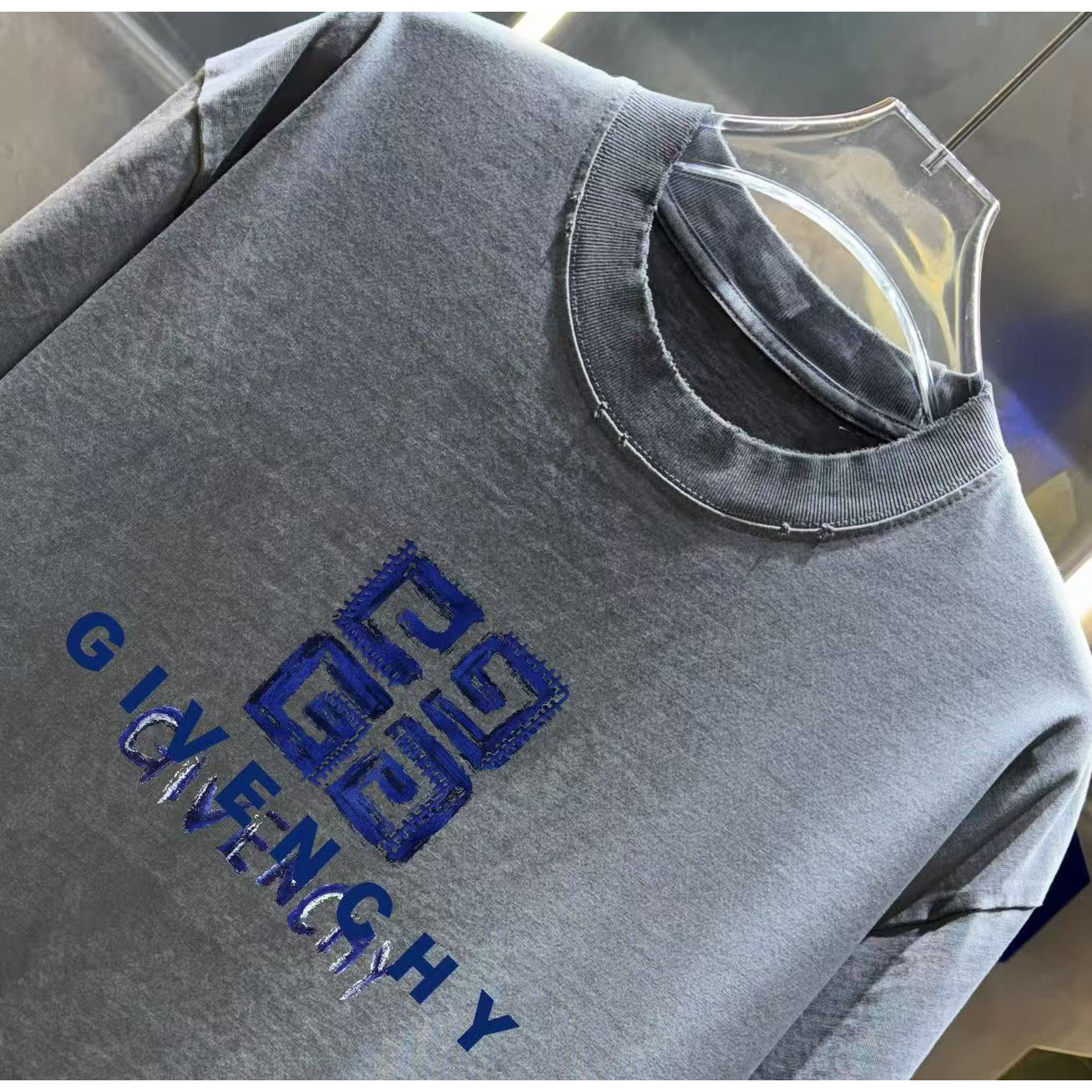 <p>Givenchy 洗水磨破短袖T恤(洗水灰)</p>
