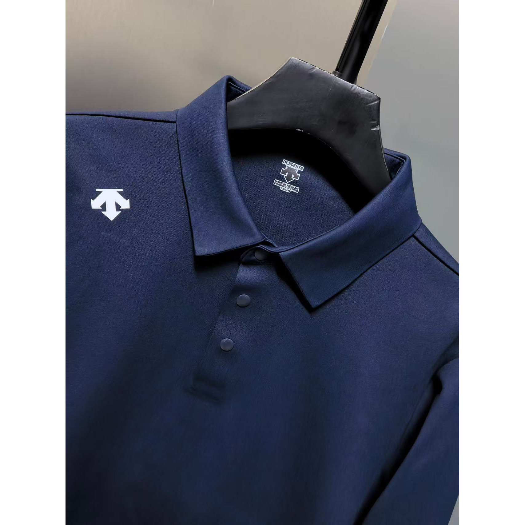 <p>Descente 翻领长袖打底(藏青)</p>