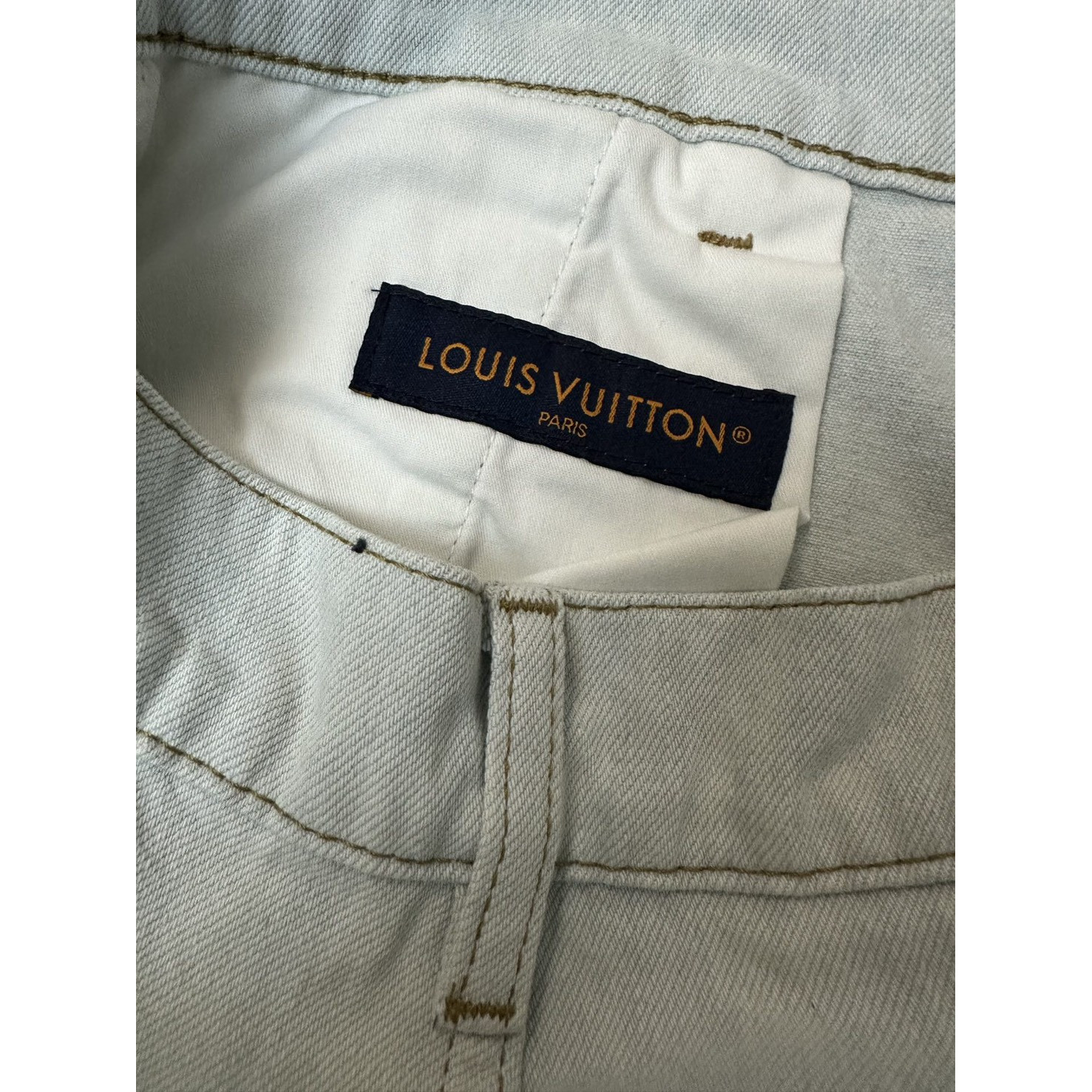 <p>LV 标识刺绣铆钉牛仔工装短裤(浅蓝色)</p>