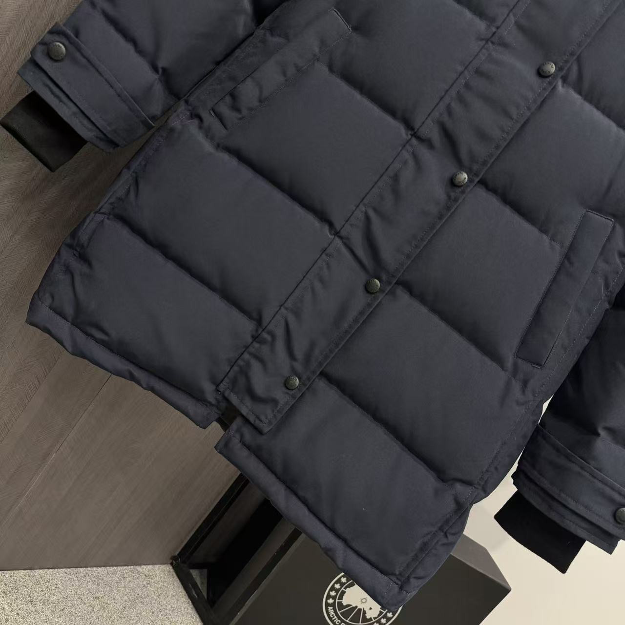 <p>Canada Goose Shelburn*派克大衣羽绒服(藏青紅標)</p>