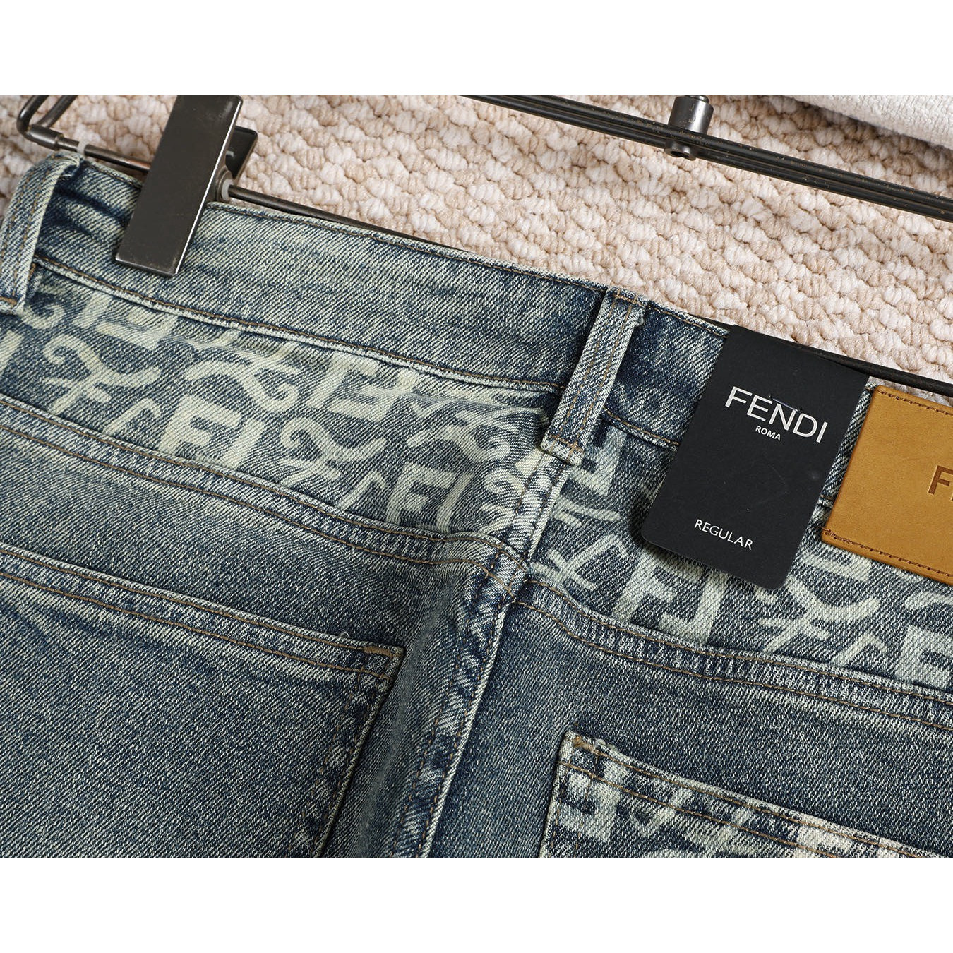 <p>FENDI 新款牛仔裤(3576)</p>
