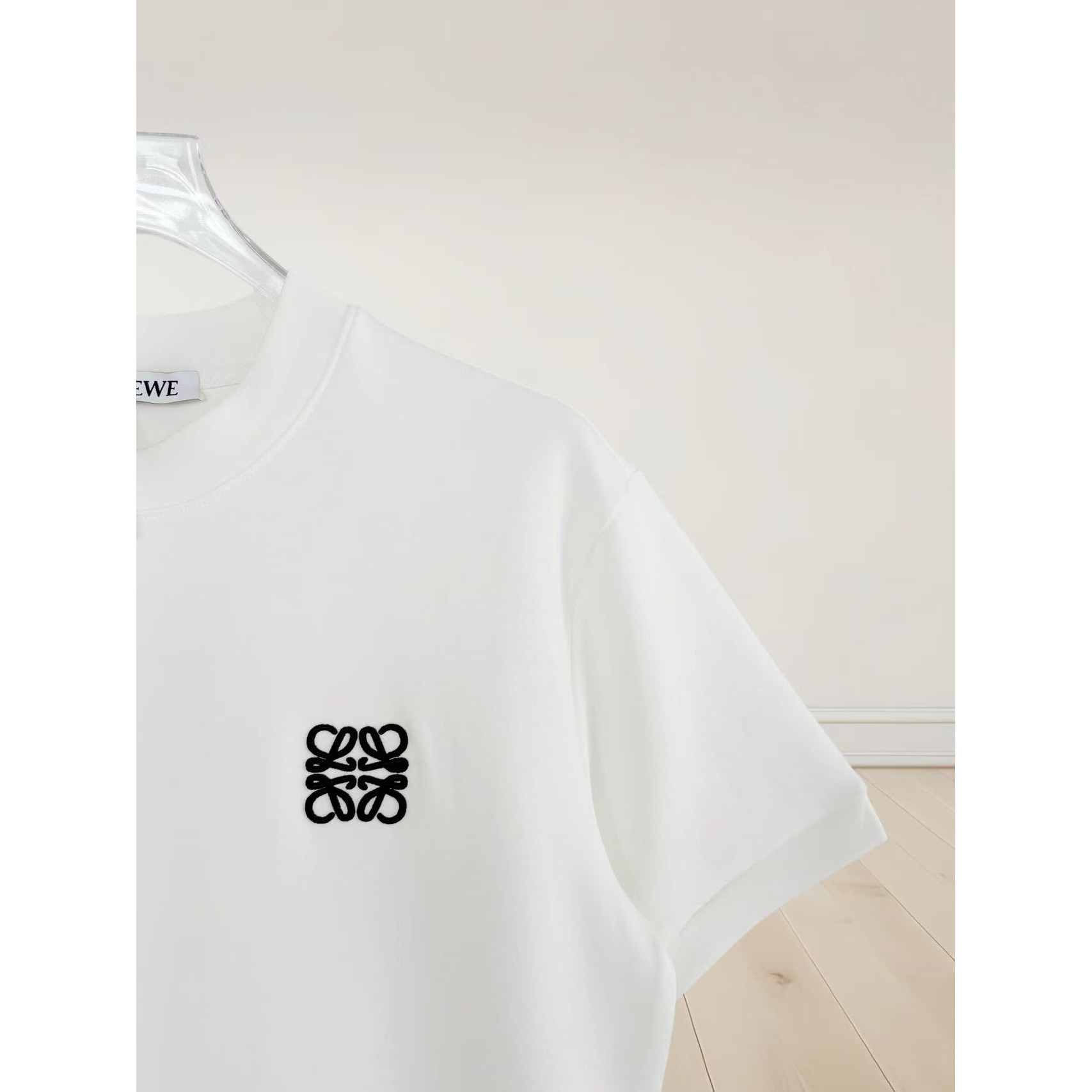 <p>LOEWE&nbsp;刺绣短袖T恤(白)</p>