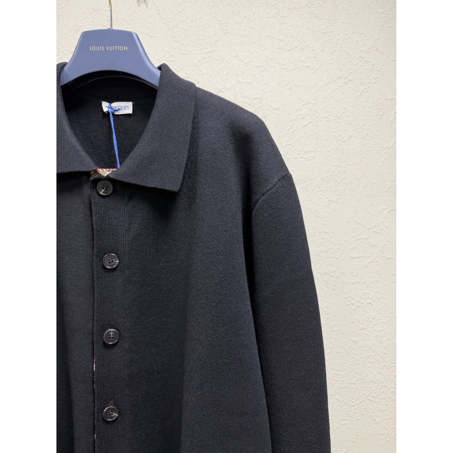 <p>Burberry 羊毛格纹装饰衣襟开衫衬衫(黑)</p>