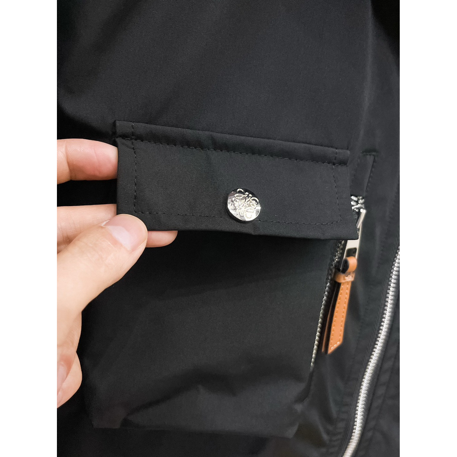 <p>LOEWE&nbsp;男士夹克外套(黑)</p>