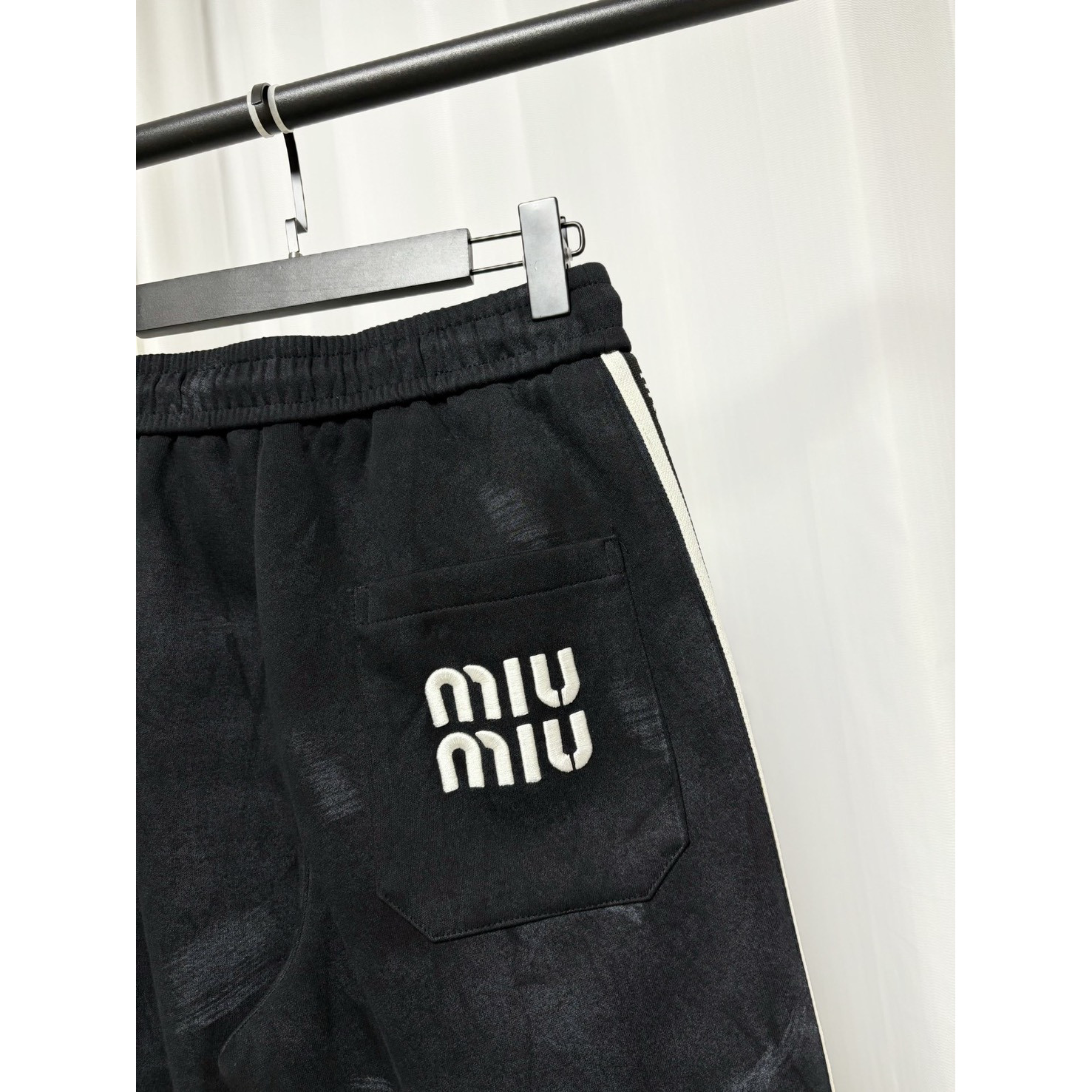 <p>&nbsp;Miu Miu 休闲长裤(黑)</p>