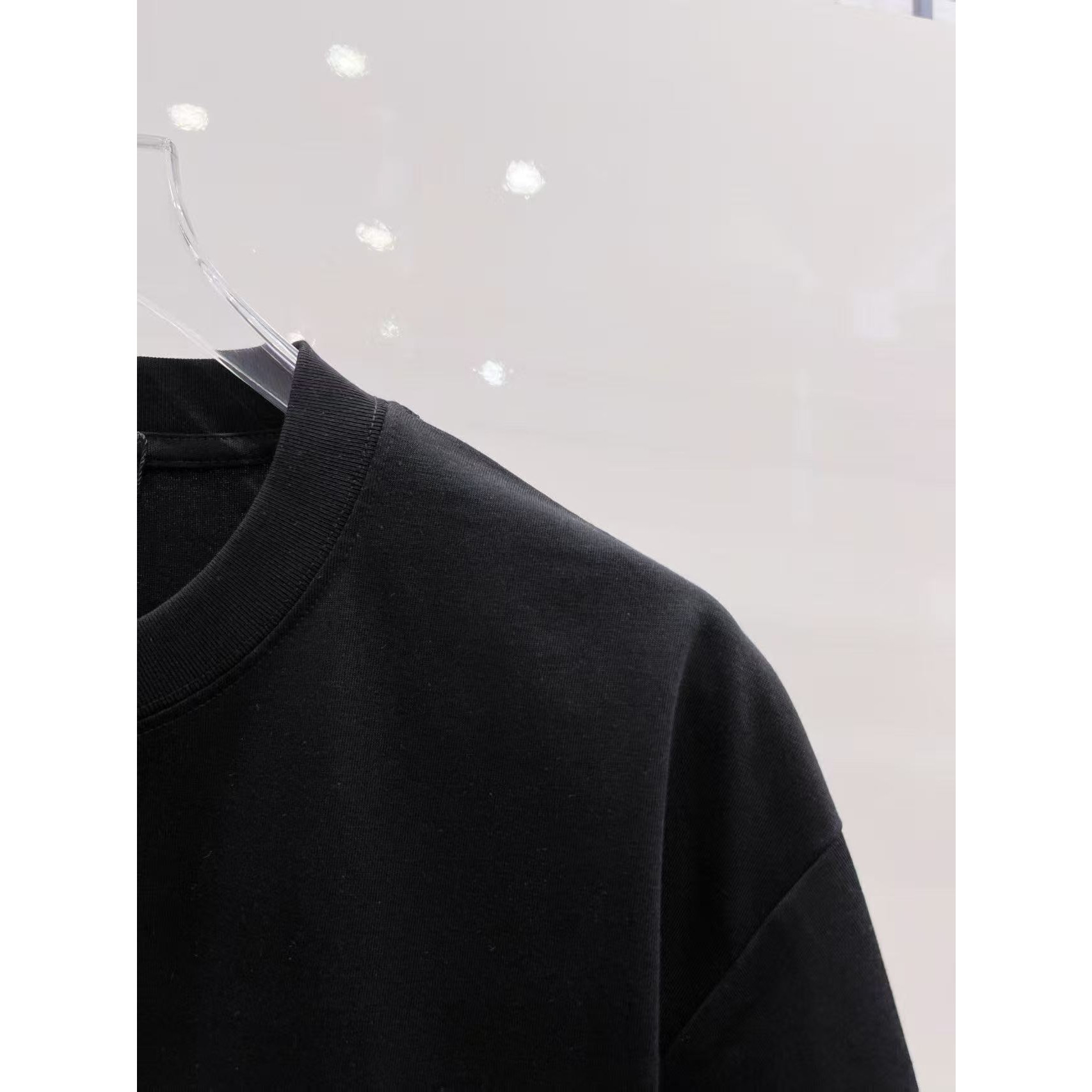 <p>PRADA&nbsp;圆领T恤(黑)</p>
