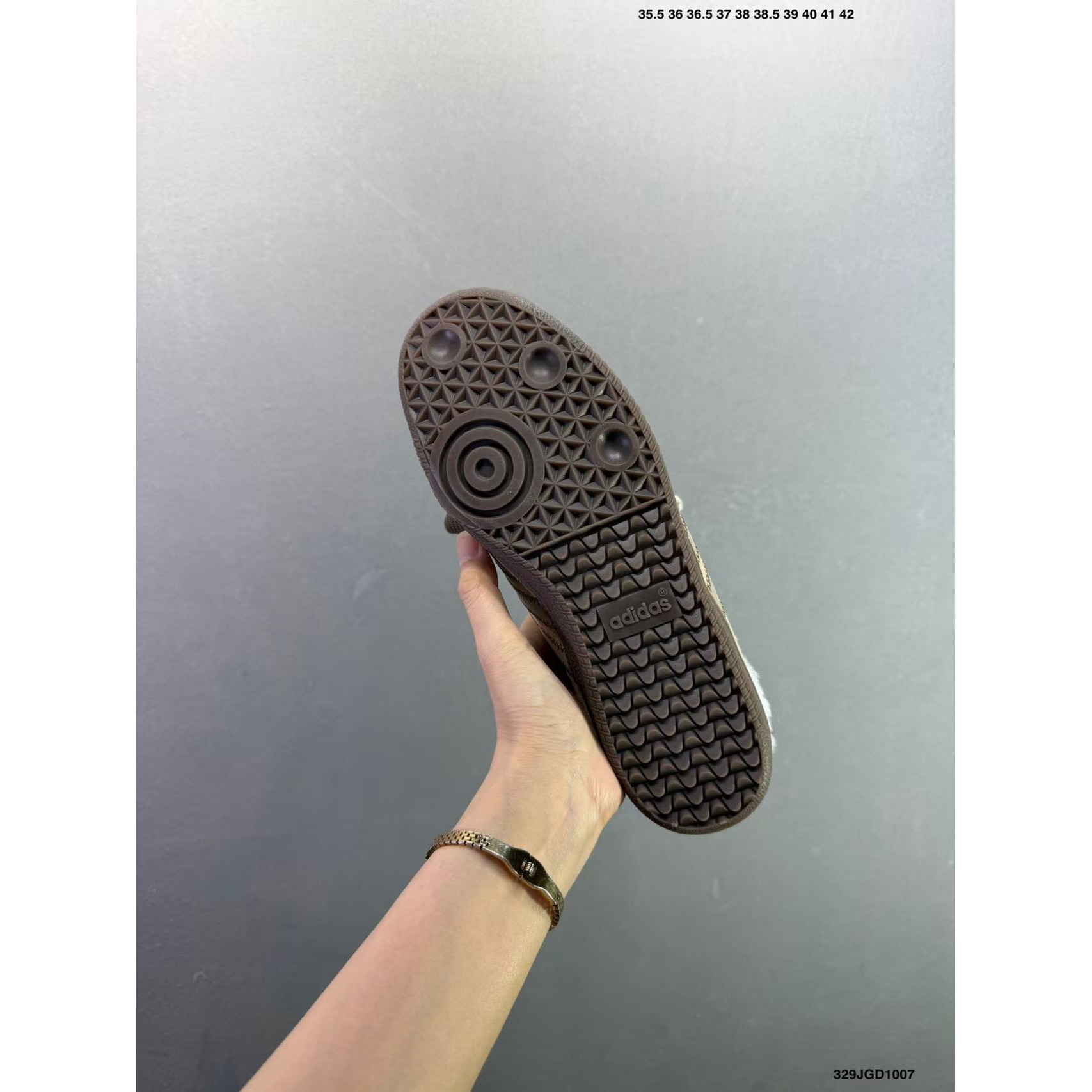 <p>Adidas Originals Samba OG Mule 休闲拖鞋(灰)</p>