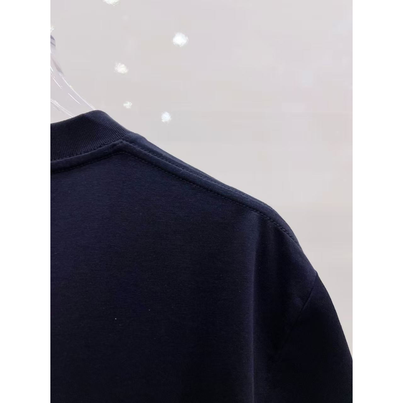 <p>Moncler 男士圆领短袖T恤(黑)</p>