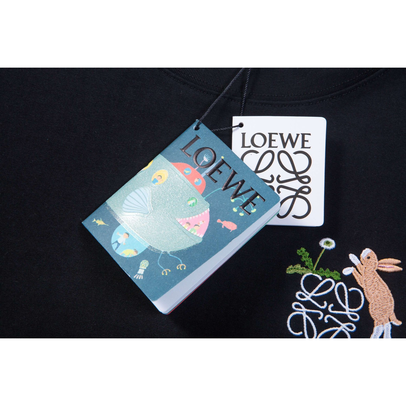 <p>LOEWE &nbsp;logo绣花短袖T恤(黑)</p>