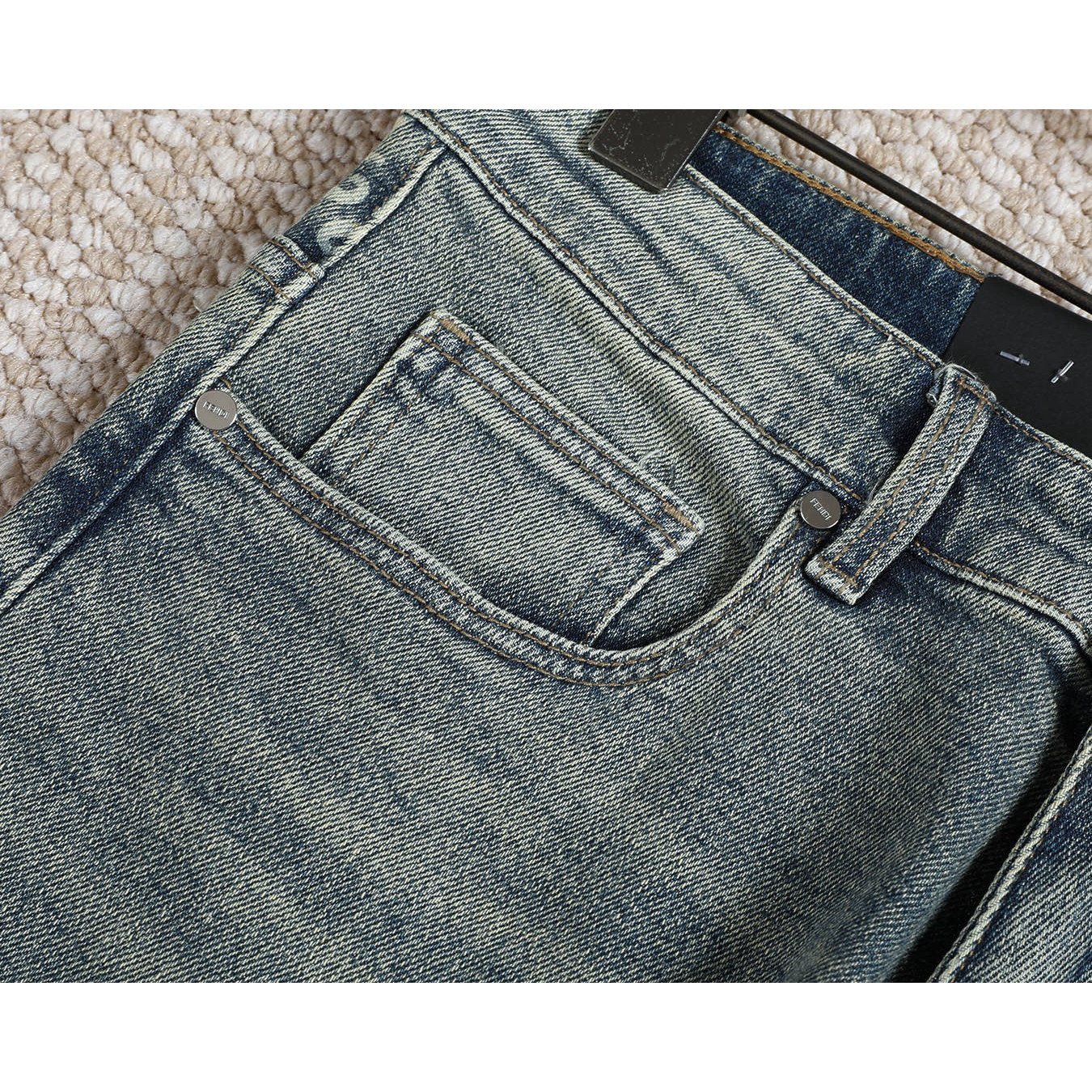 <p>FENDI 新款牛仔裤(3576)</p>