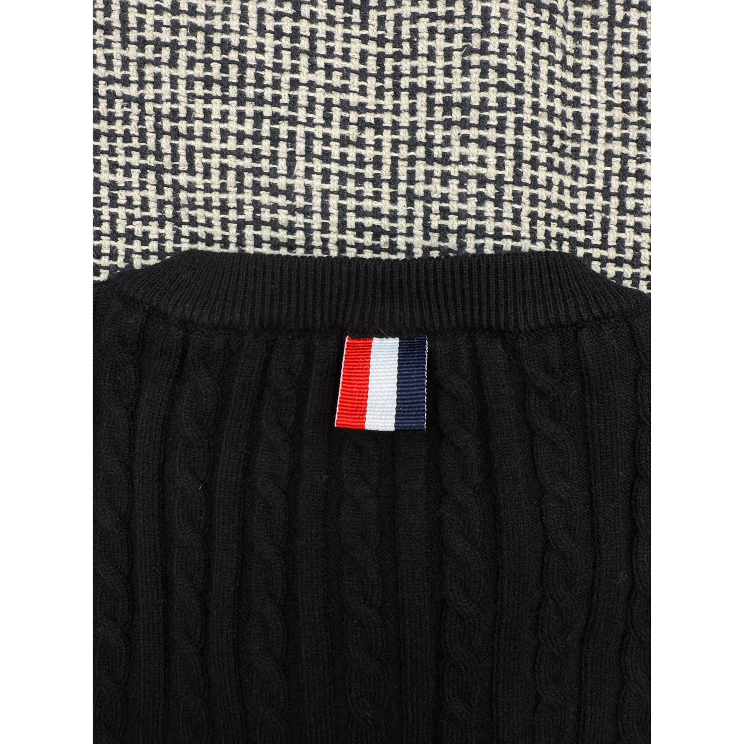 <p>Thom Browne 女款刺绣四杠针织开衫(黑)</p>