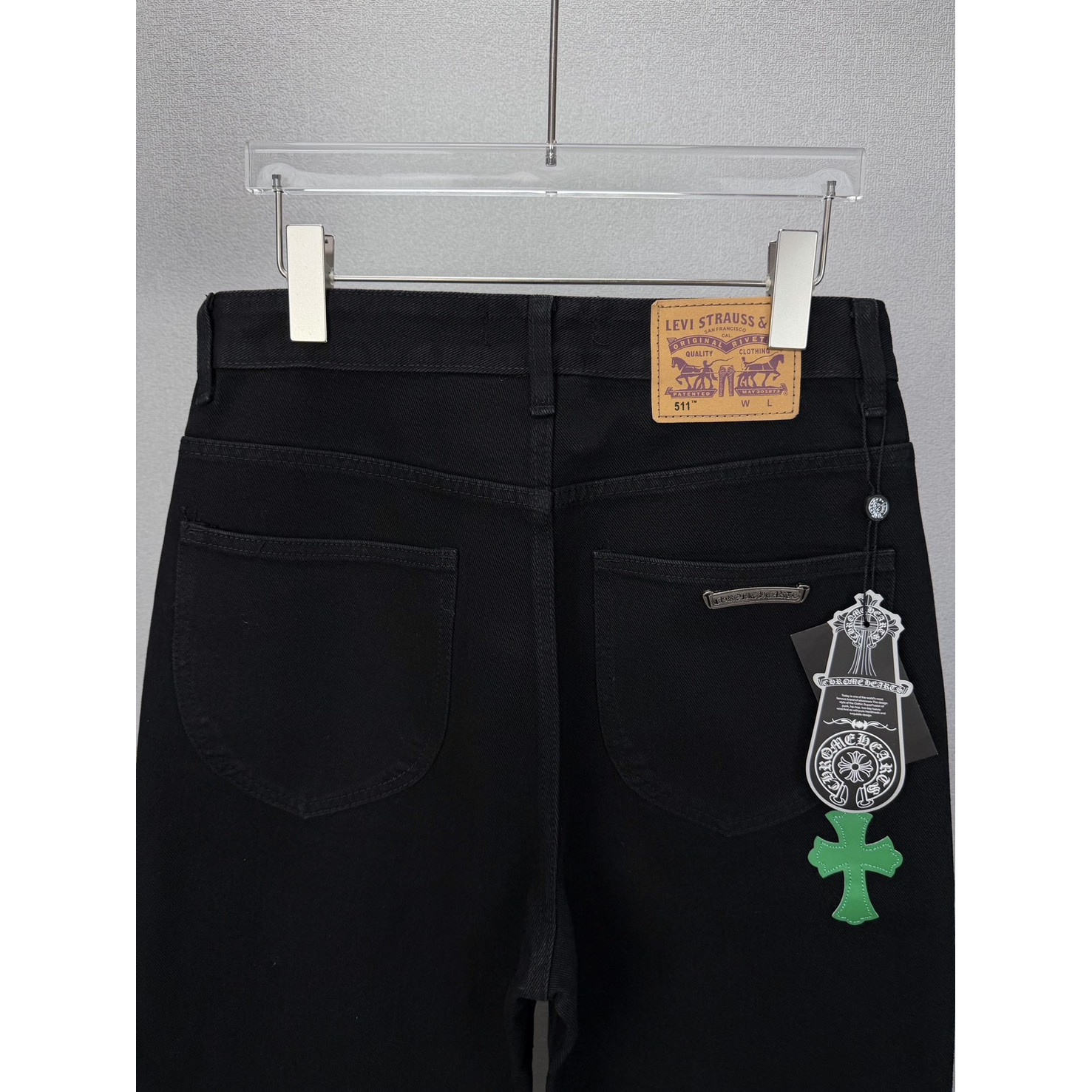 <p>CHROME HEARTS 红绿十字架拼皮情侣款水洗宽松牛仔裤((黑)</p>