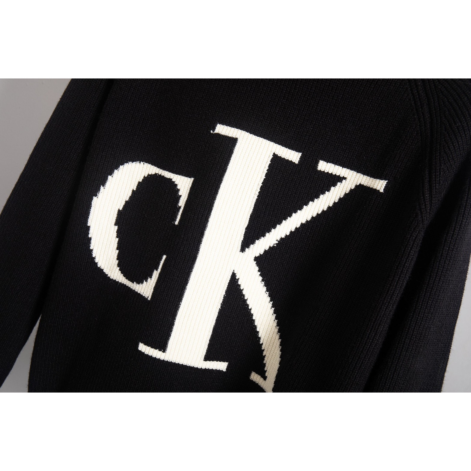 <p>CK 圆领针织毛衣(PJ0252)(黑色)</p>